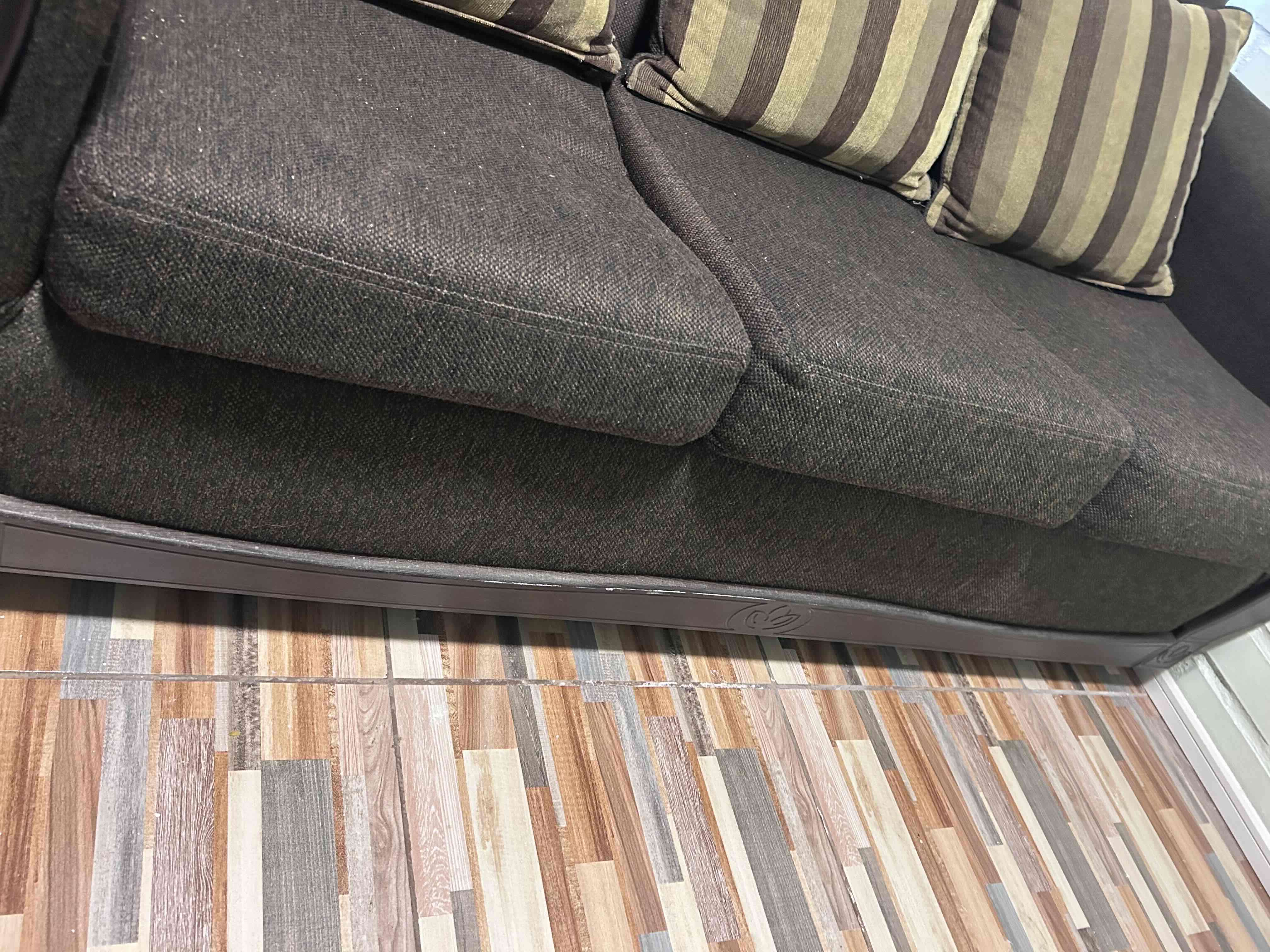 Sofá de tres plazas marrón oscuro - miniatura 4