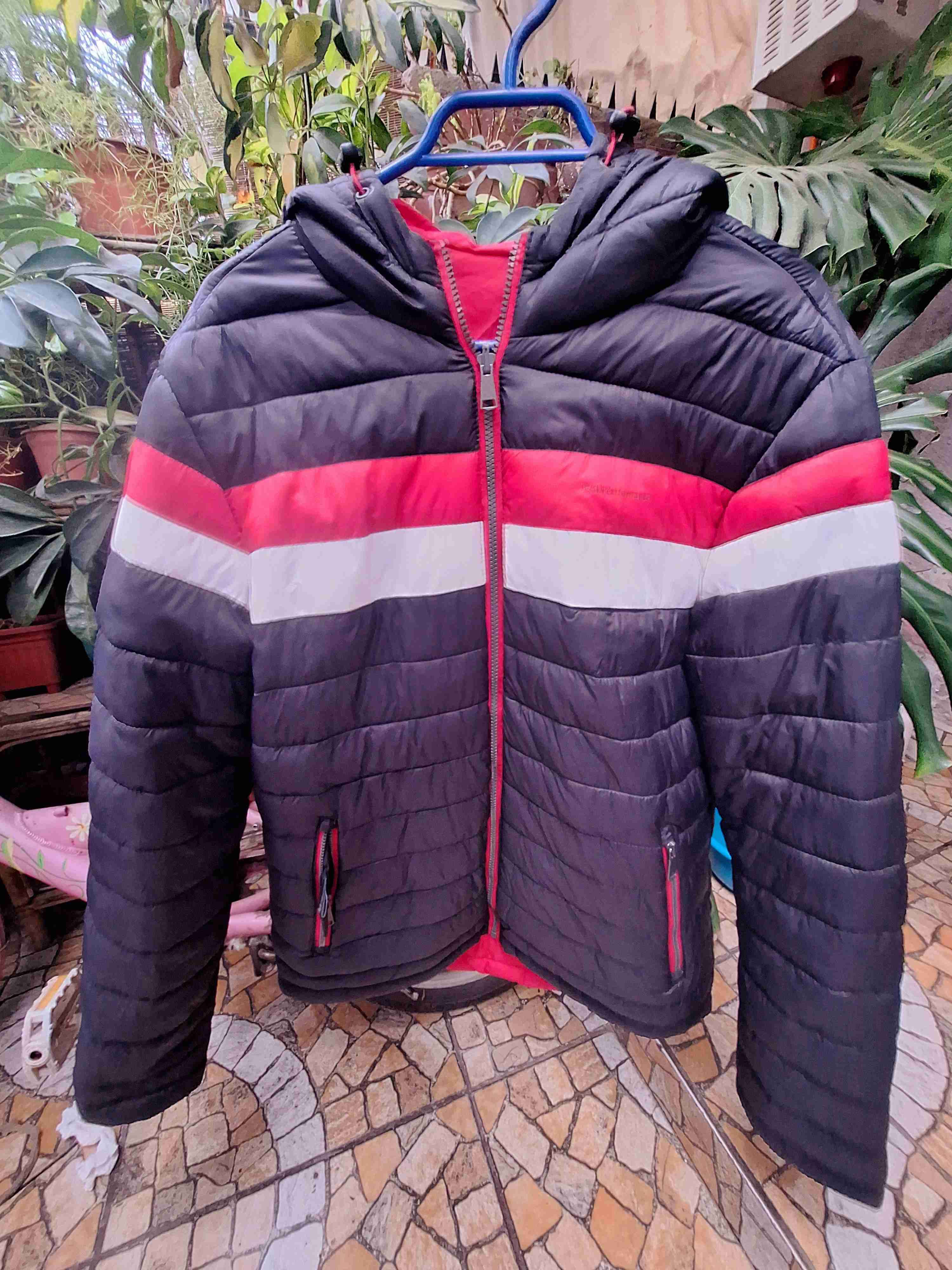 Chaqueta acolchada negra y roja Reversible