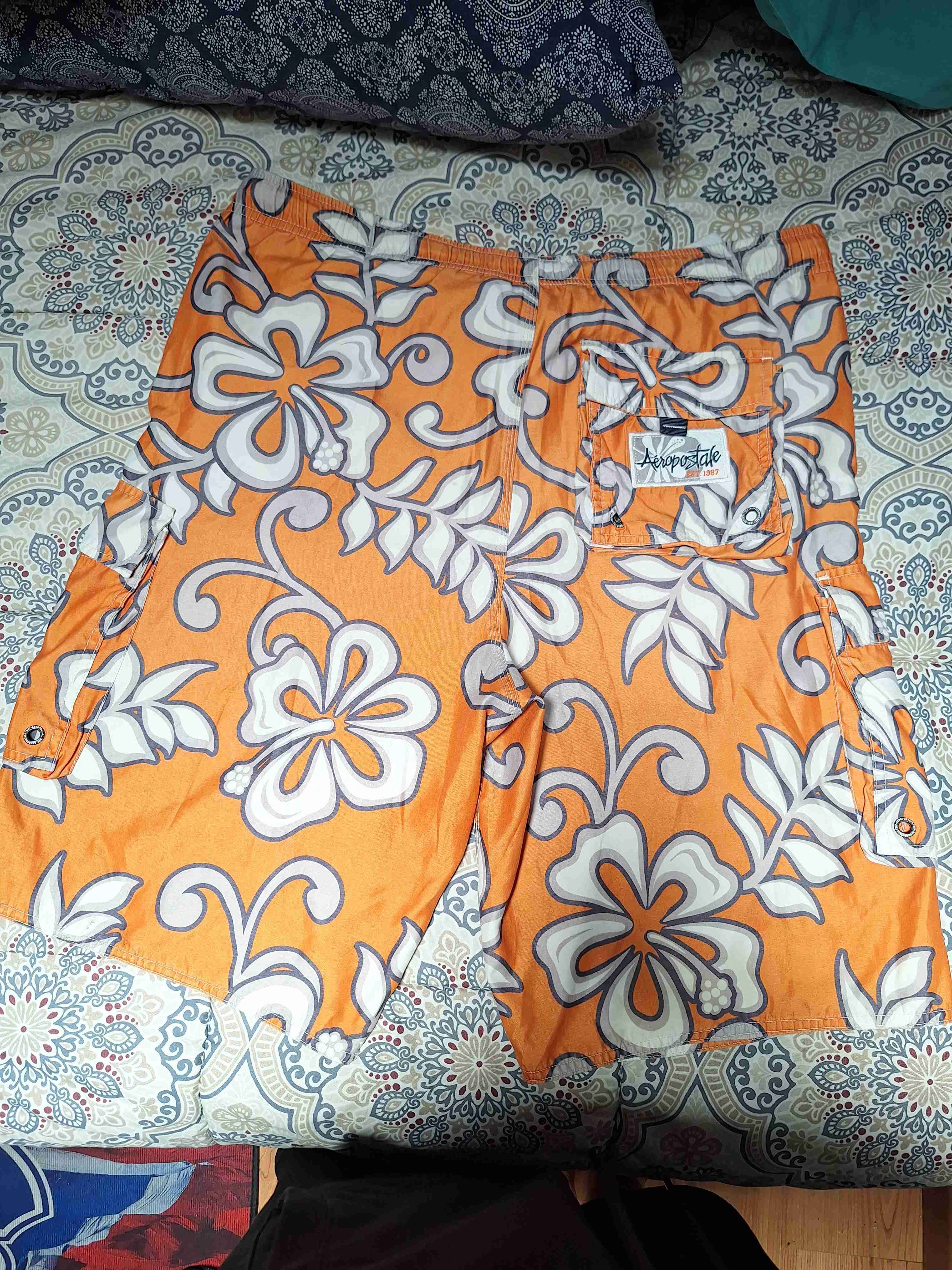 Short Aeropostale naranja con estampado floral