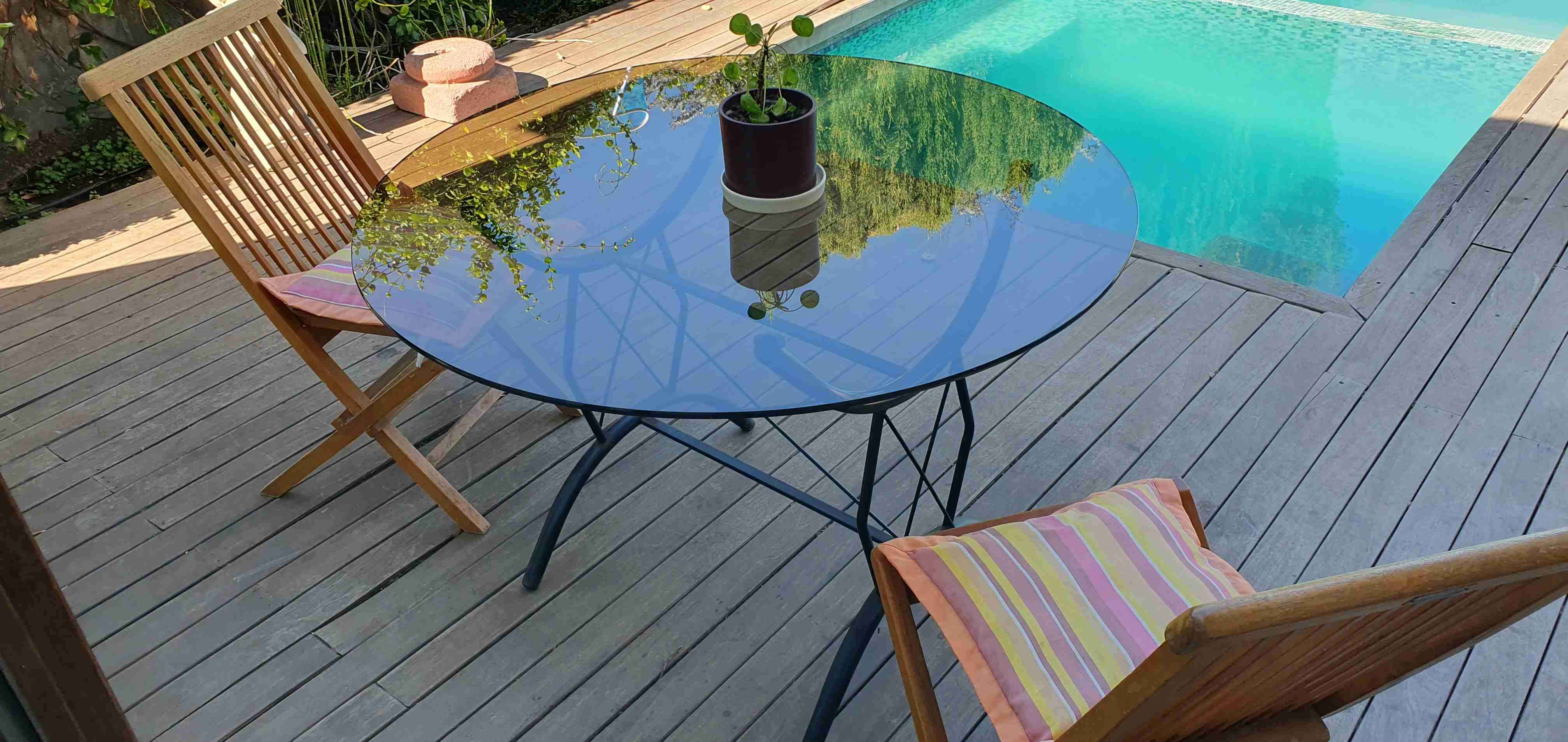 Mesa redonda de vidrio.