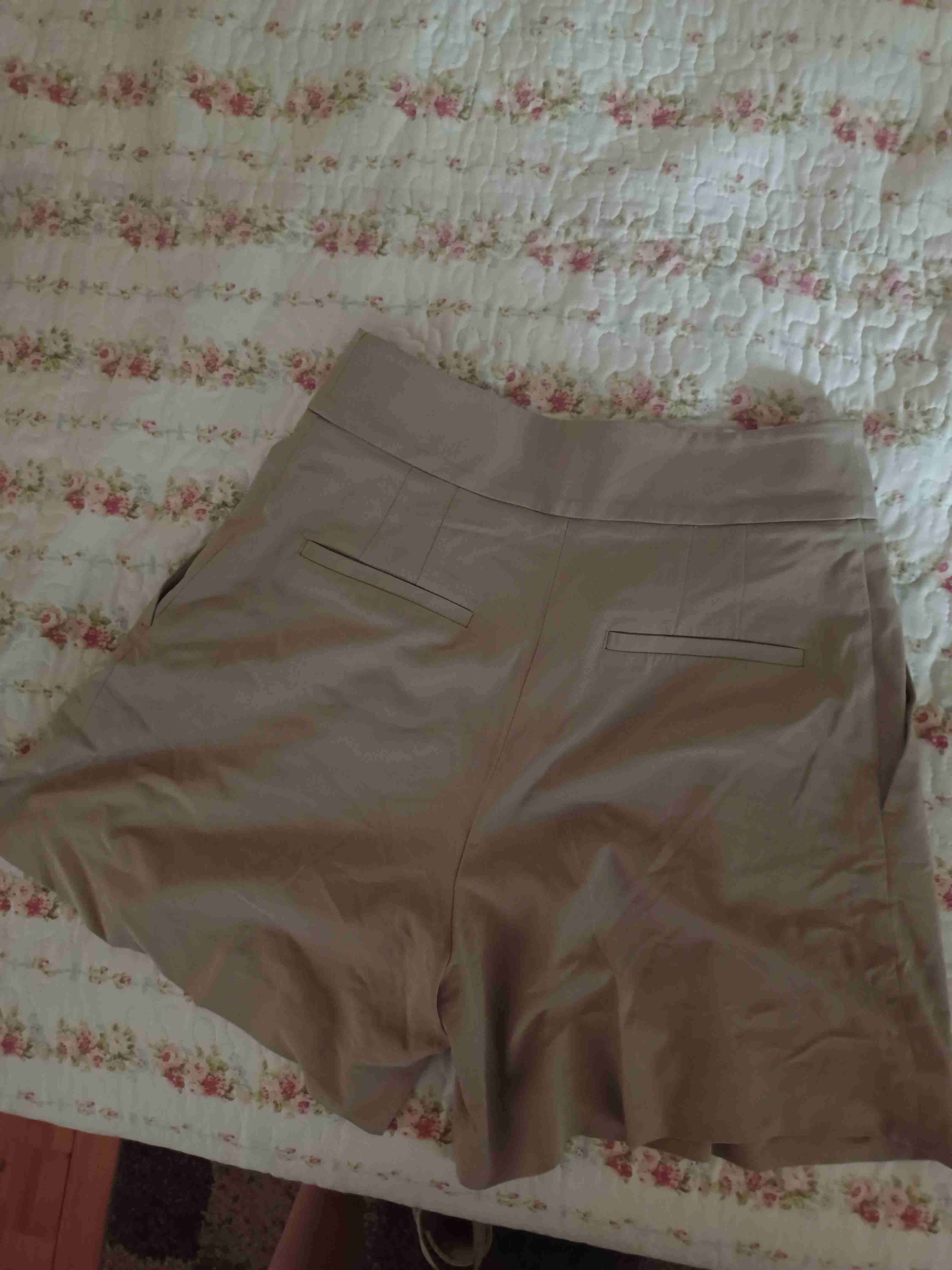 Shorts beige con botones - miniatura 2