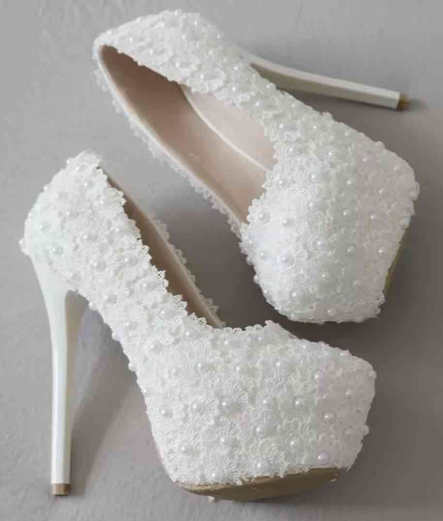 Zapatos de novia altos blancos