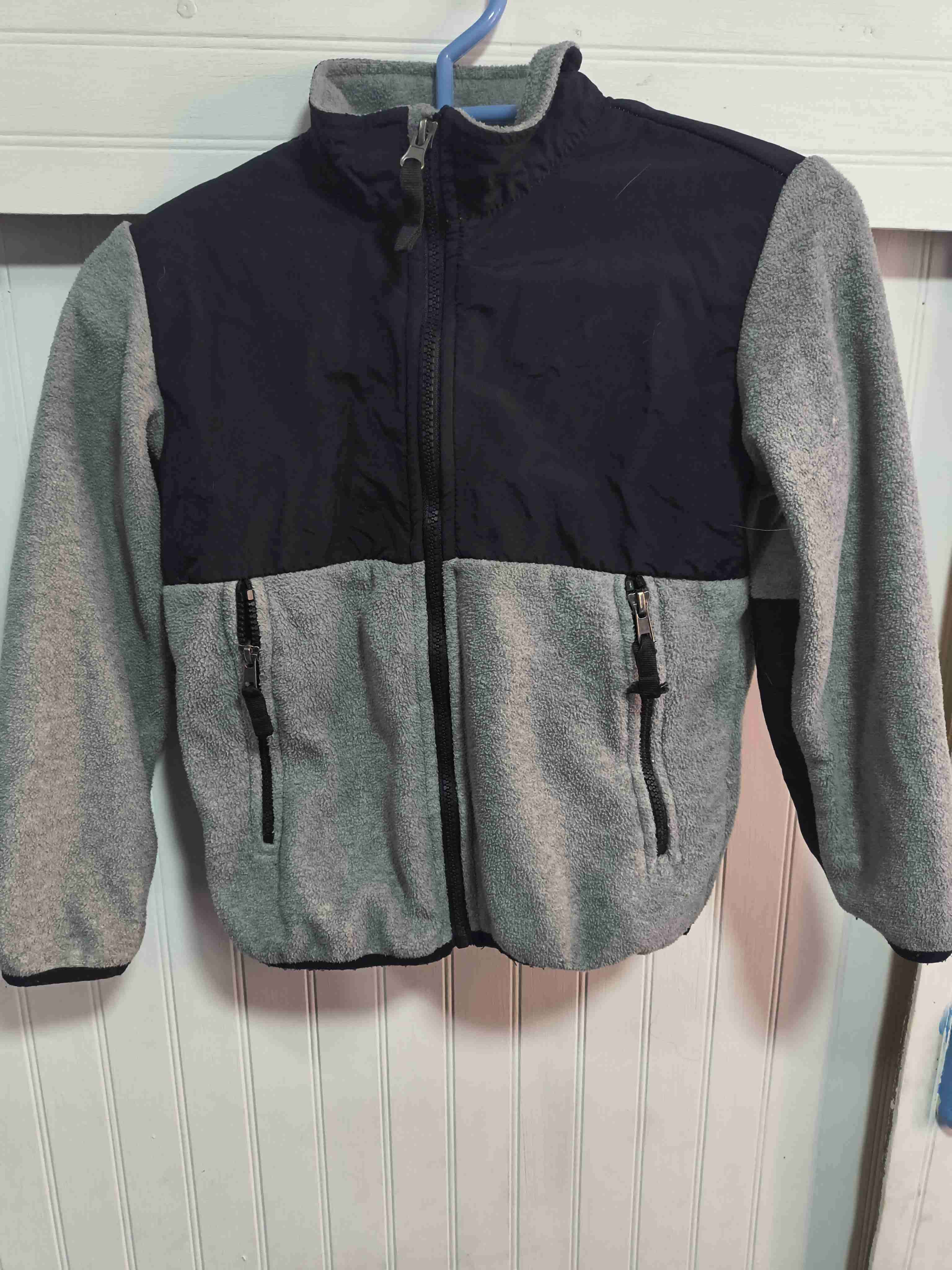 Chaqueta polar bicolor gris y negra niño