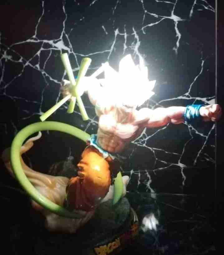 Figura  Goku ultra instinto cabello luminoso - miniatura 2