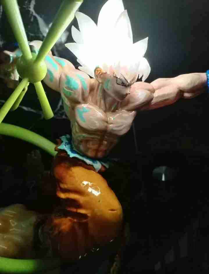 Figura  Goku ultra instinto cabello luminoso - miniatura 3