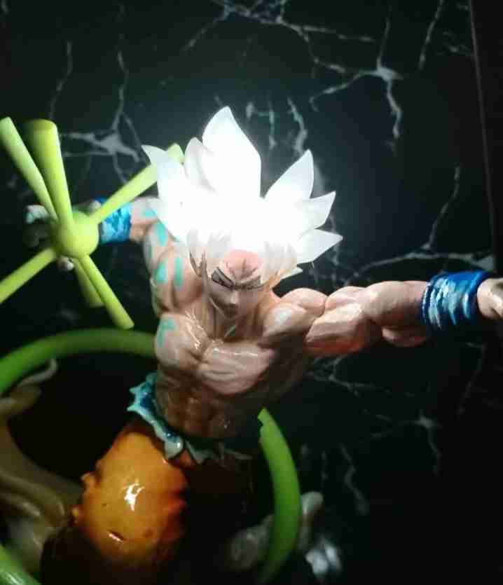 Figura  Goku ultra instinto cabello luminoso - miniatura 4