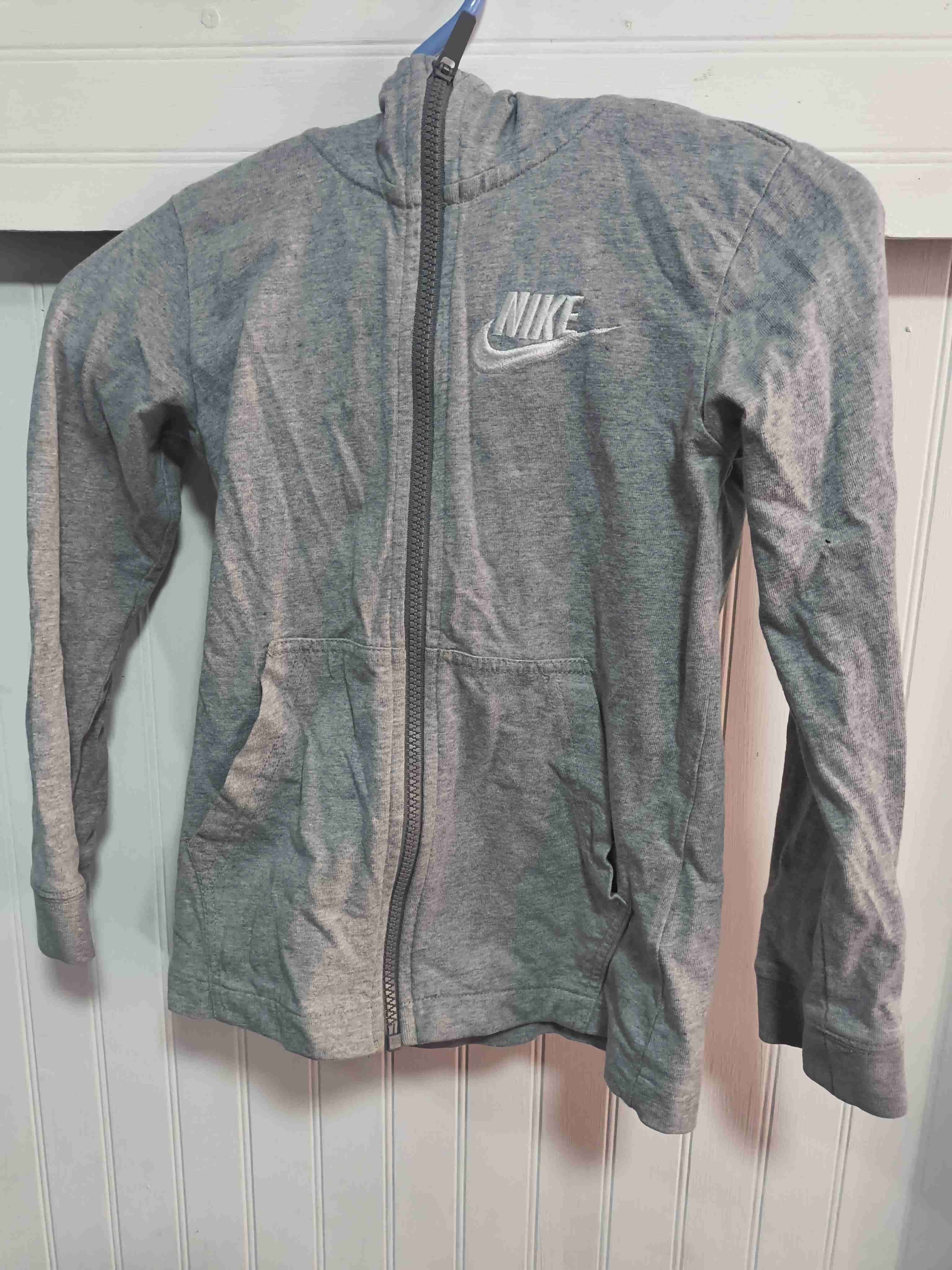 Polerón gris Nike con cierre