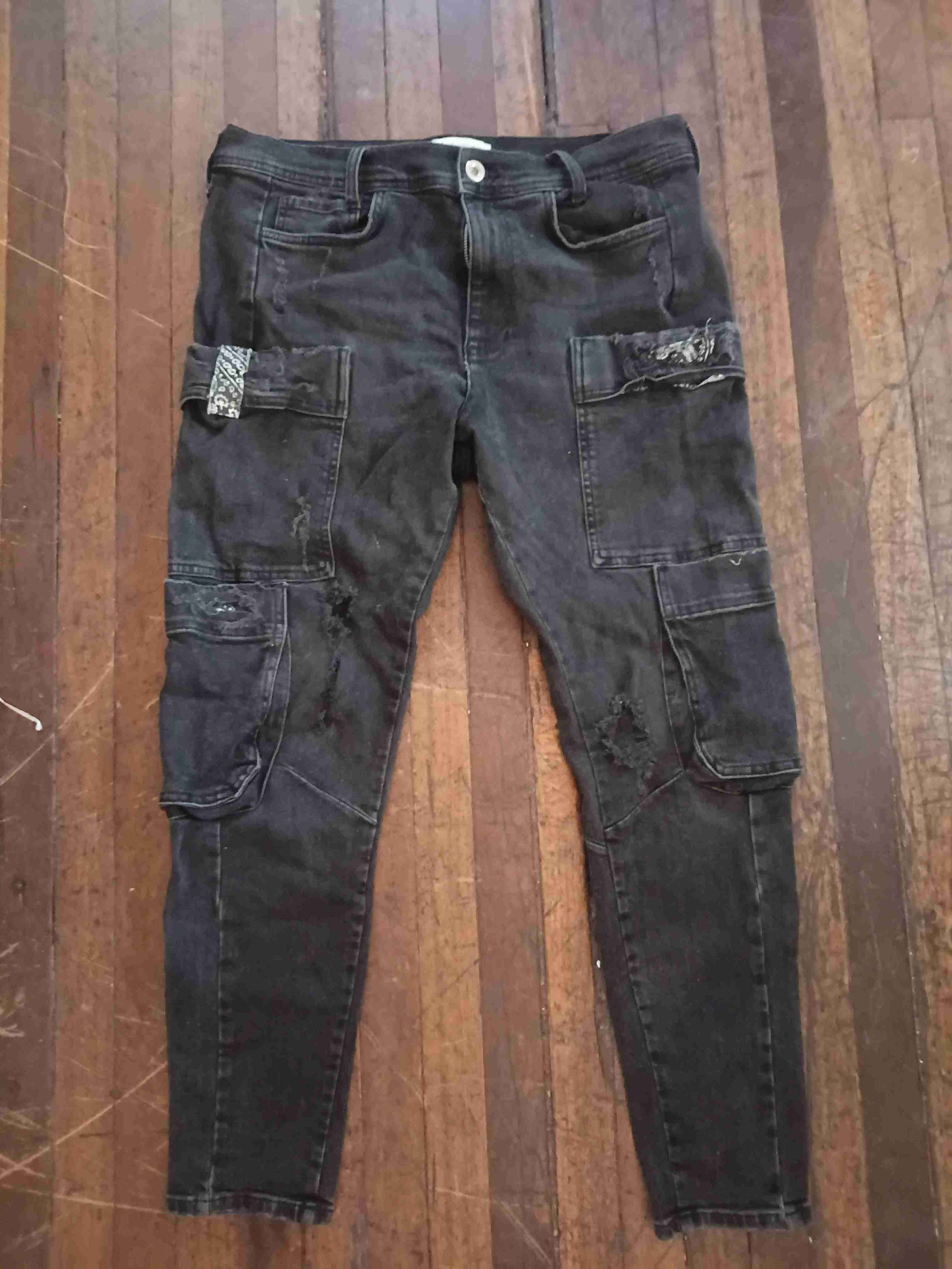 Jeans cargo negros con bolsillos