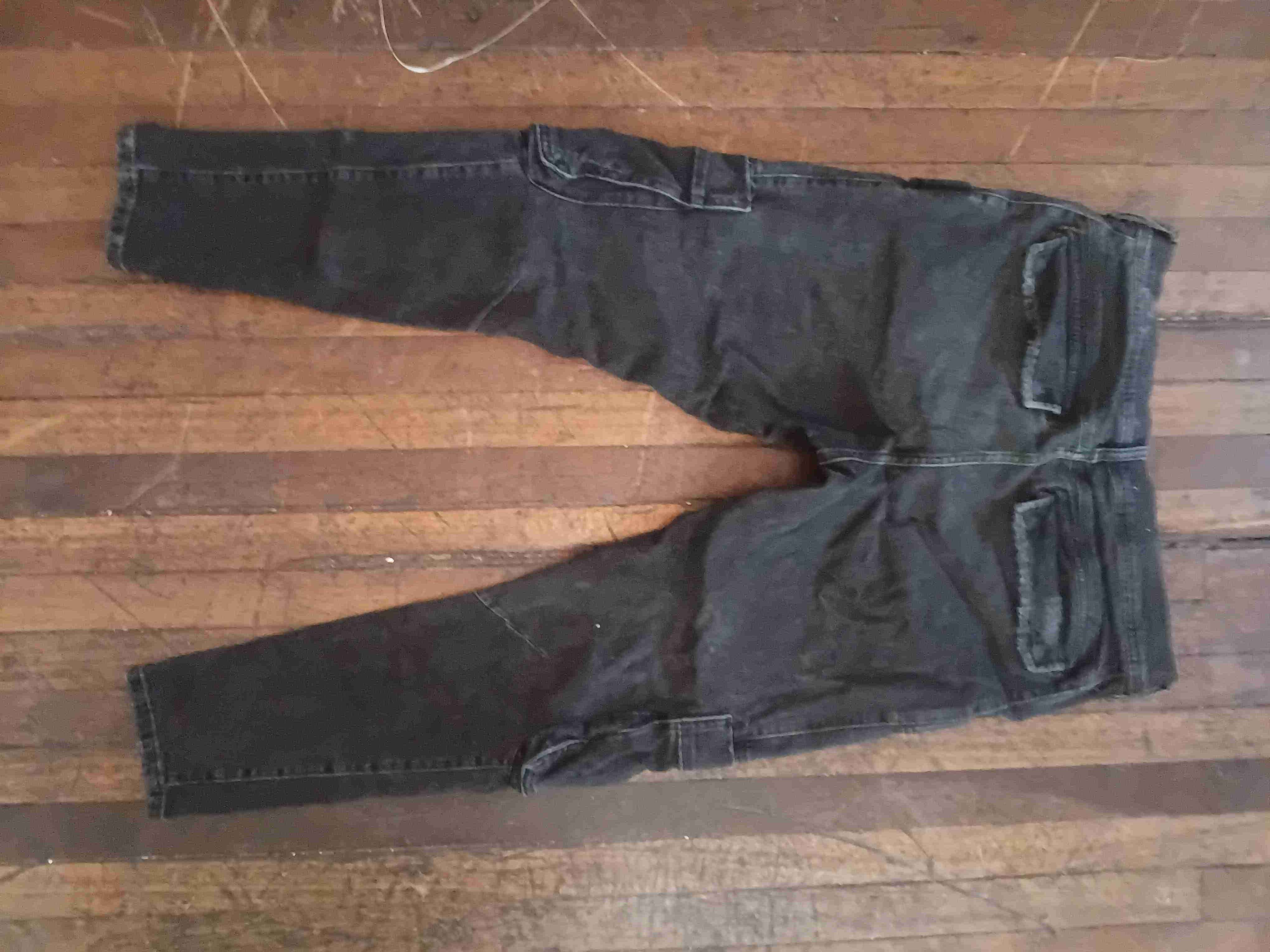 Jeans cargo negros con bolsillos - miniatura 2