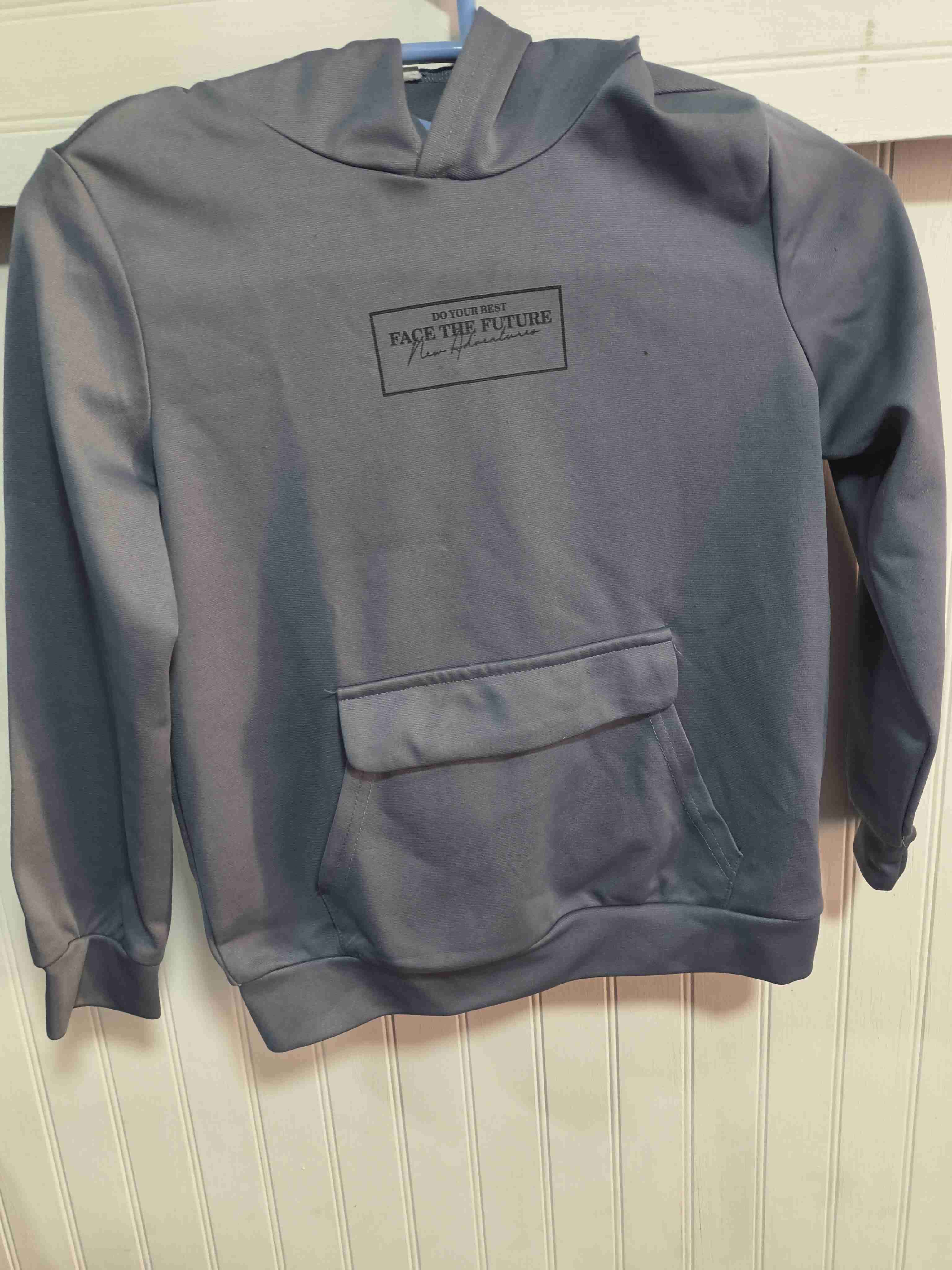 Polerón gris oscuro con capucha