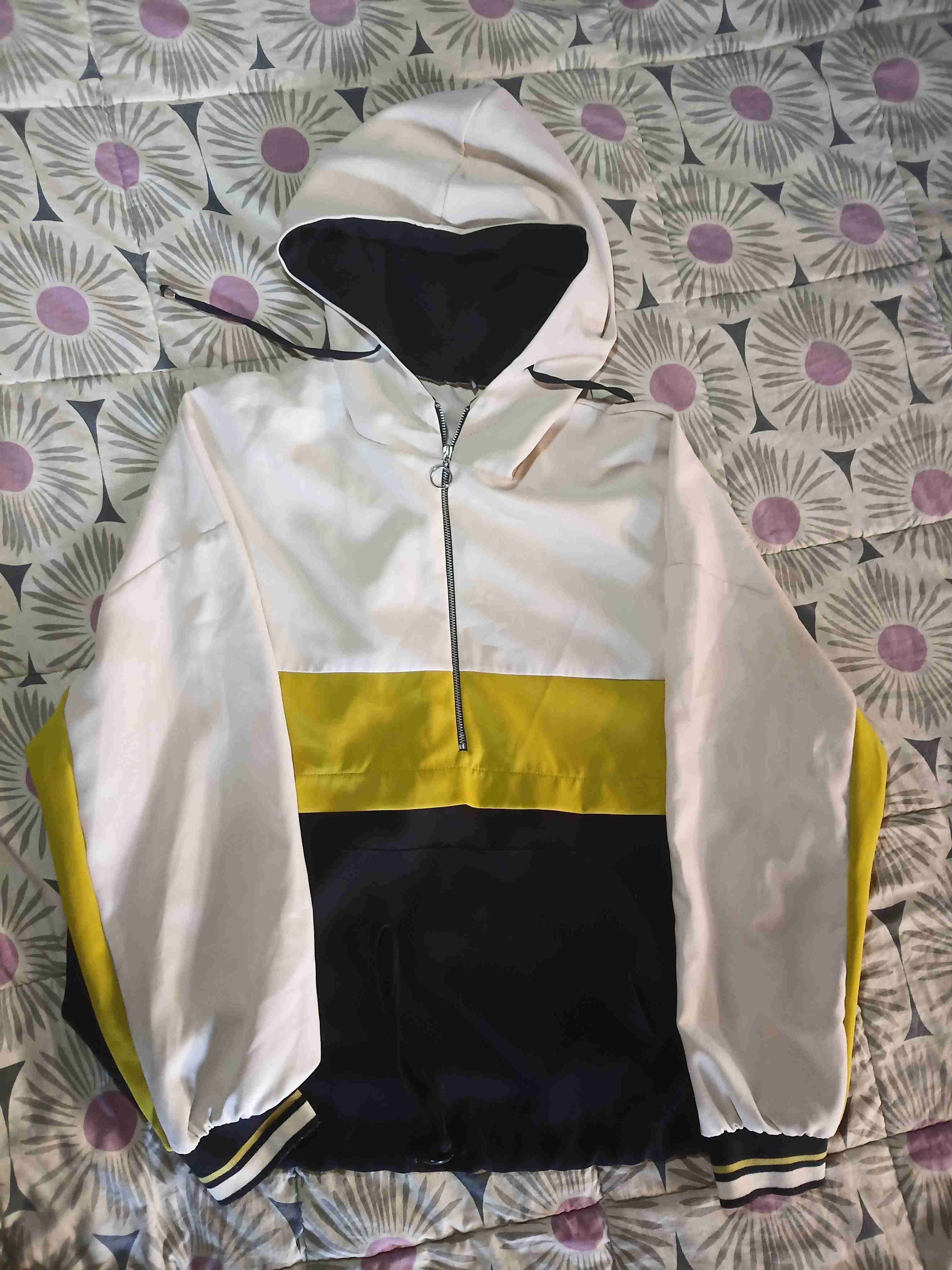 Polerón con capucha blanco y amarillo