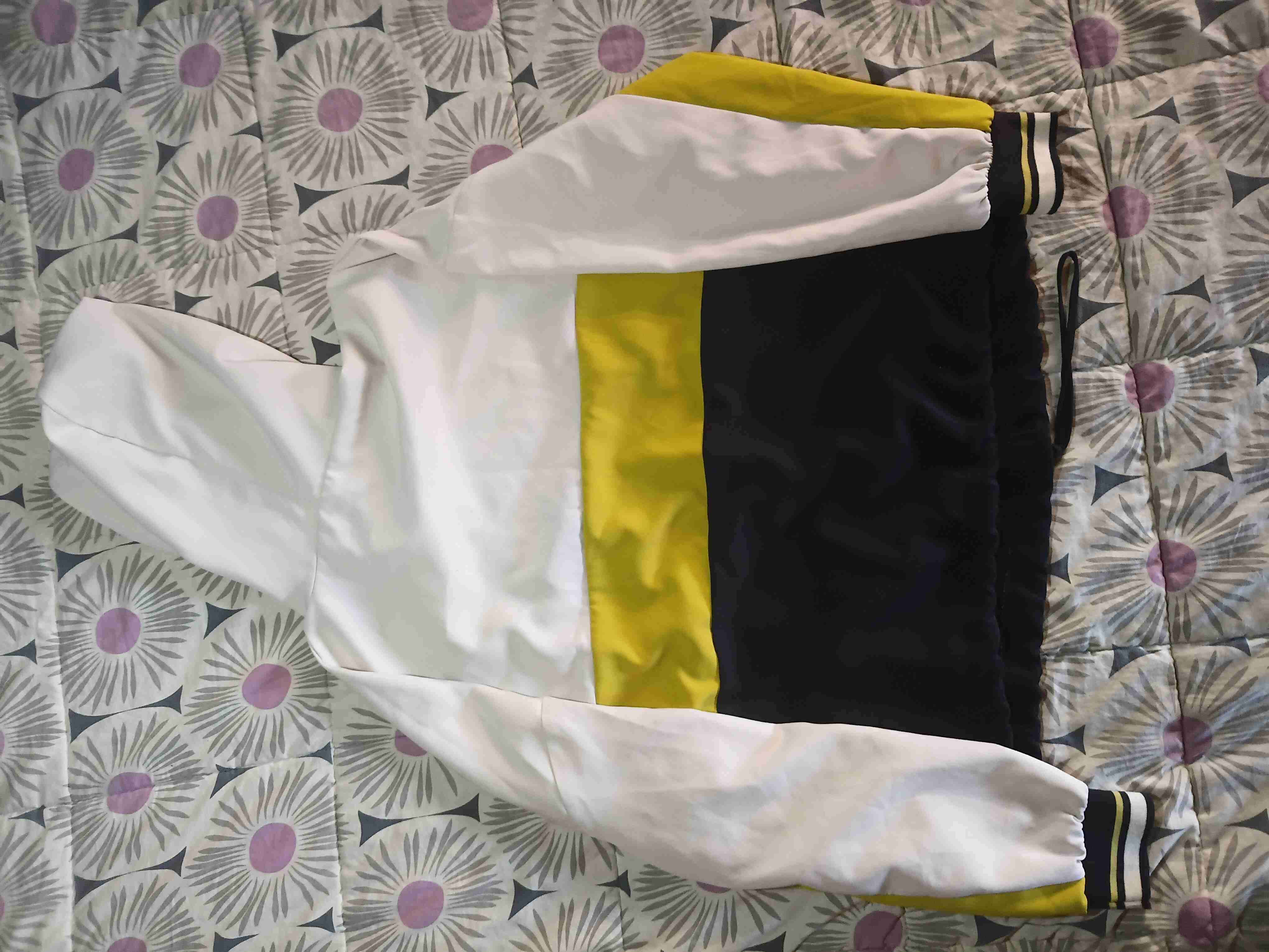 Polerón con capucha blanco y amarillo - miniatura 2