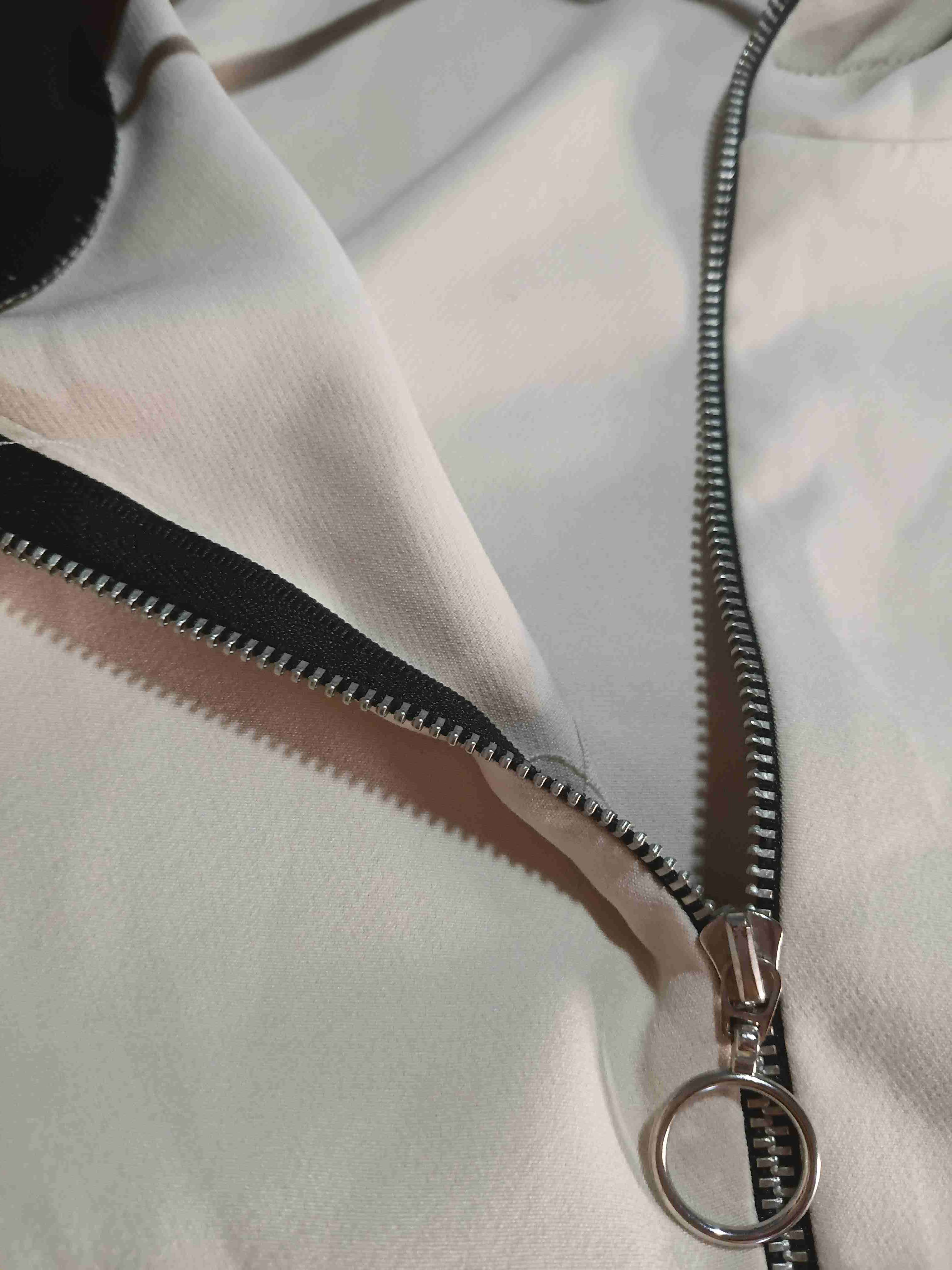 Polerón con capucha blanco y amarillo - miniatura 3