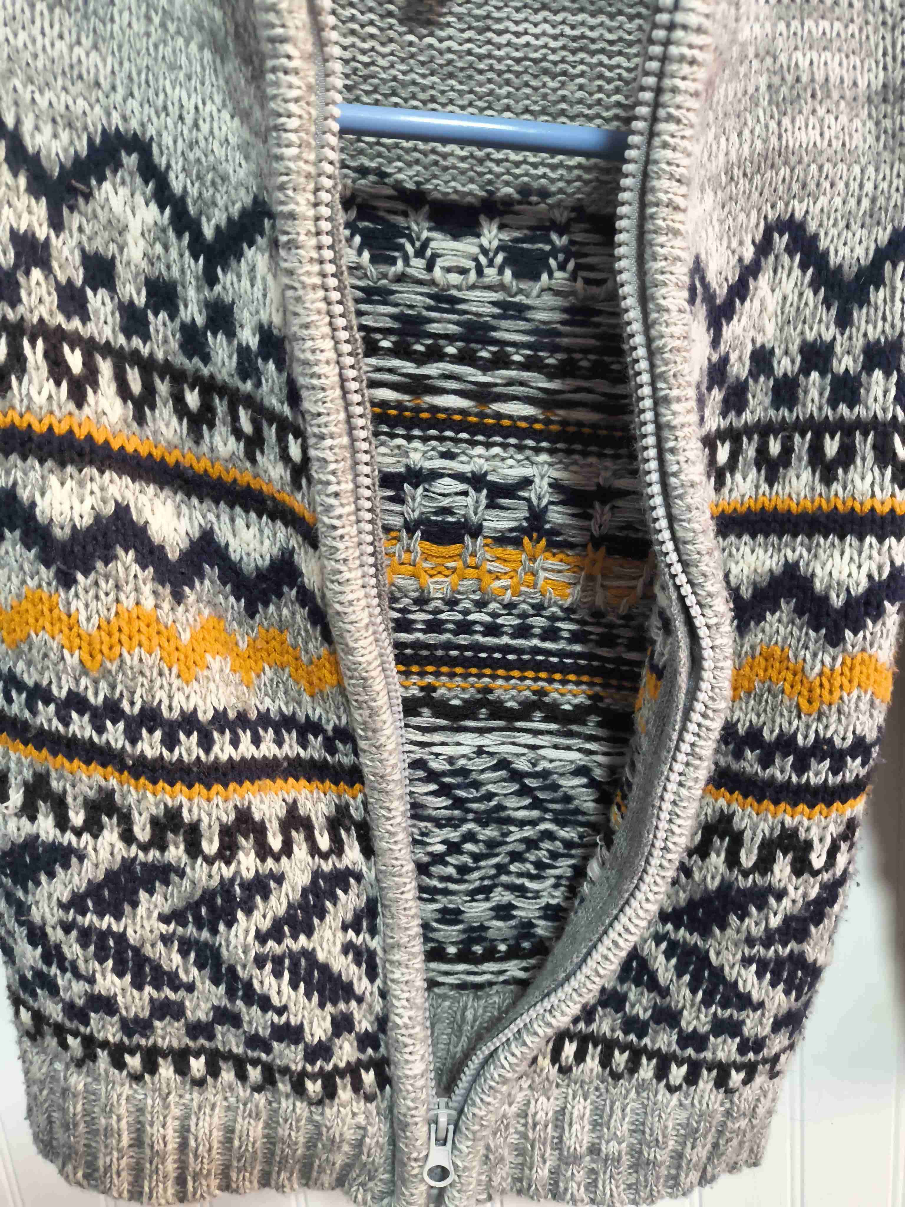 Chaleca tejida gris con detalle azul y anaranjado - miniatura 3