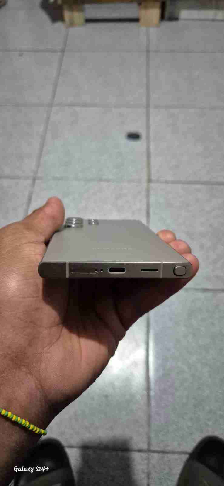 Galaxy S24 Ultra caja y teléfono - miniatura 3