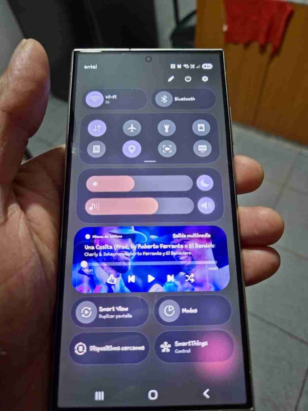 Galaxy S24 Ultra caja y teléfono - miniatura 4