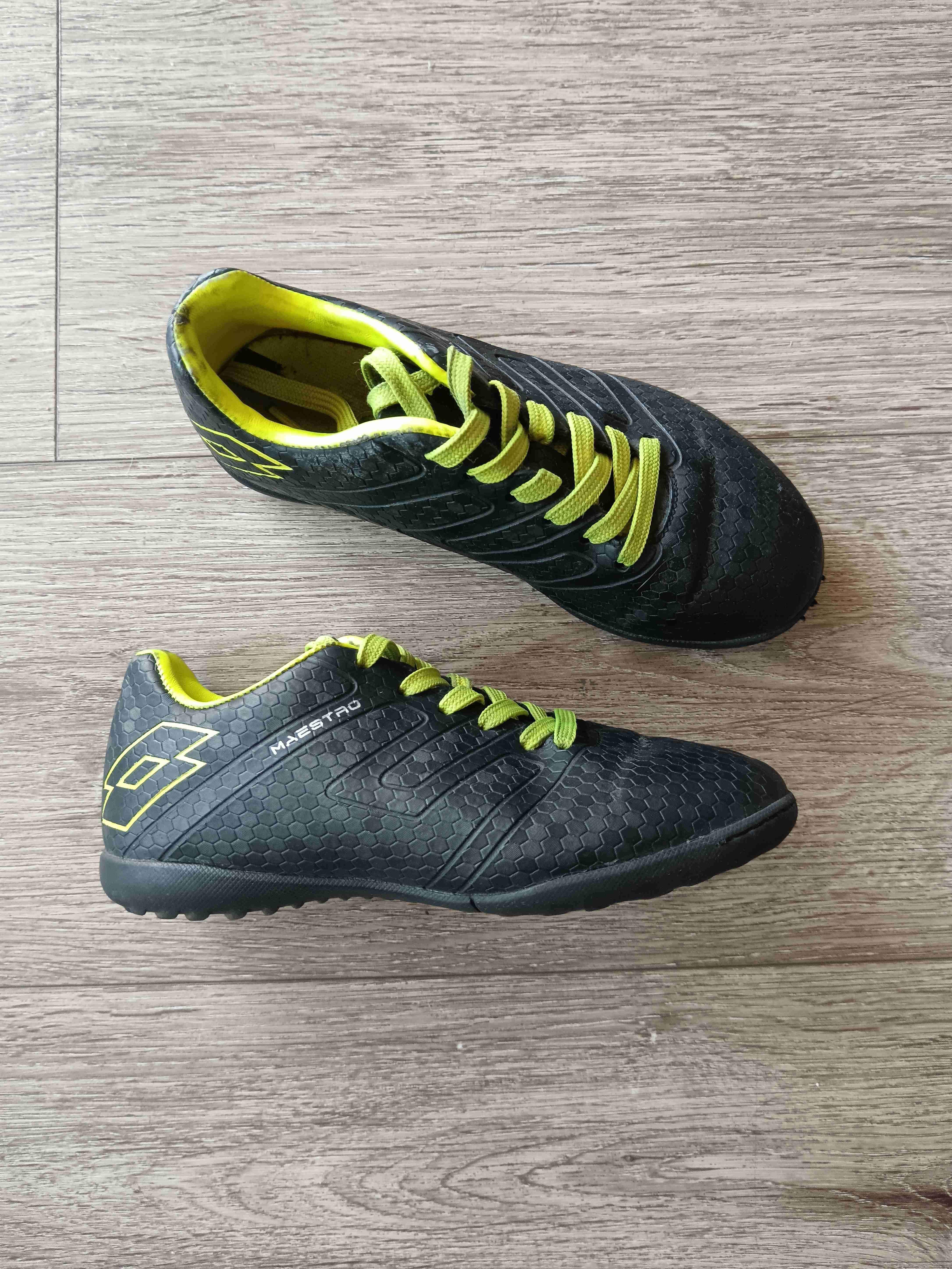 Zapatillas deportivas negras y verdes