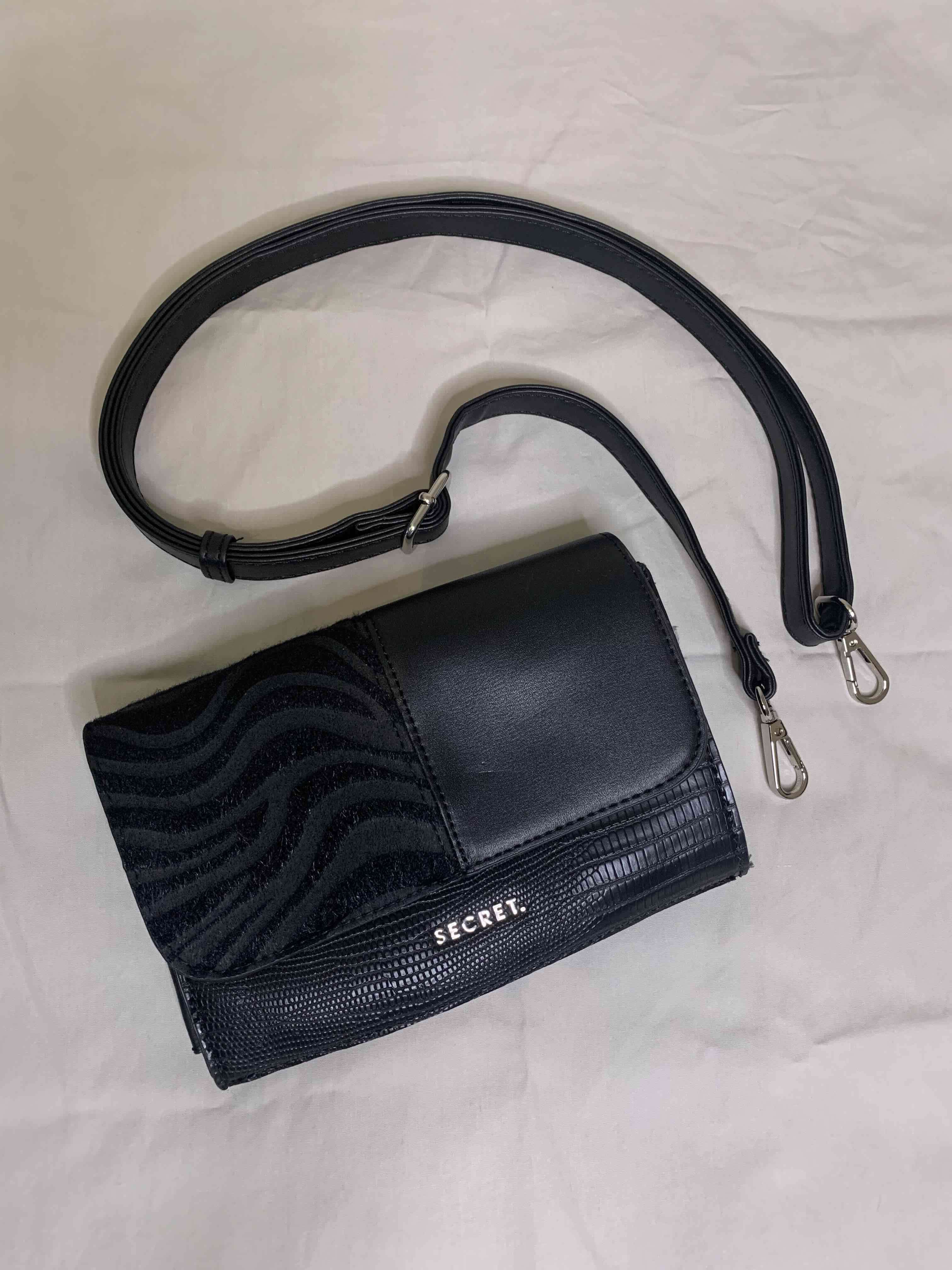 Cartera negra con correa desmontable