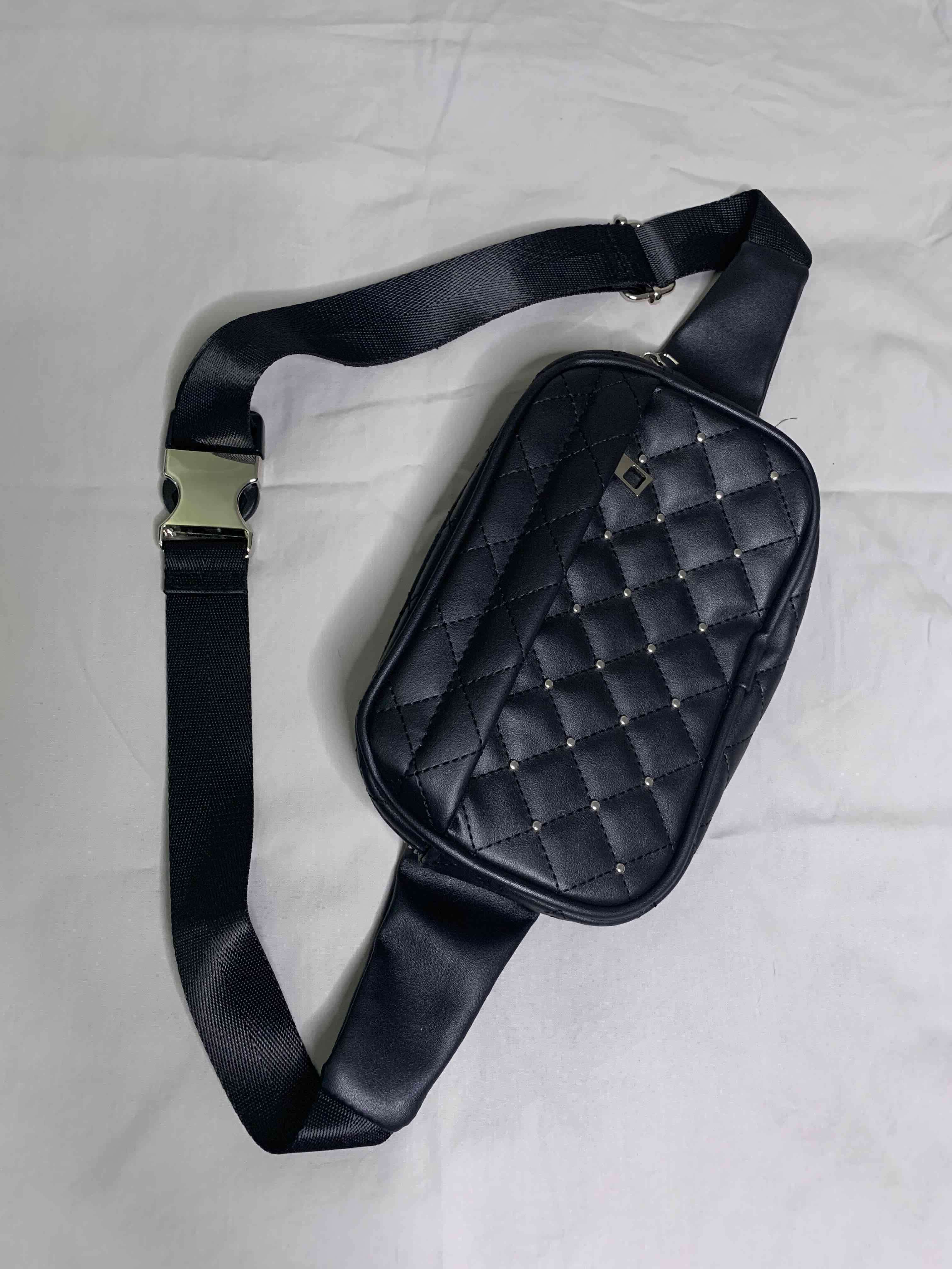 Banano negro acolchado, tachas