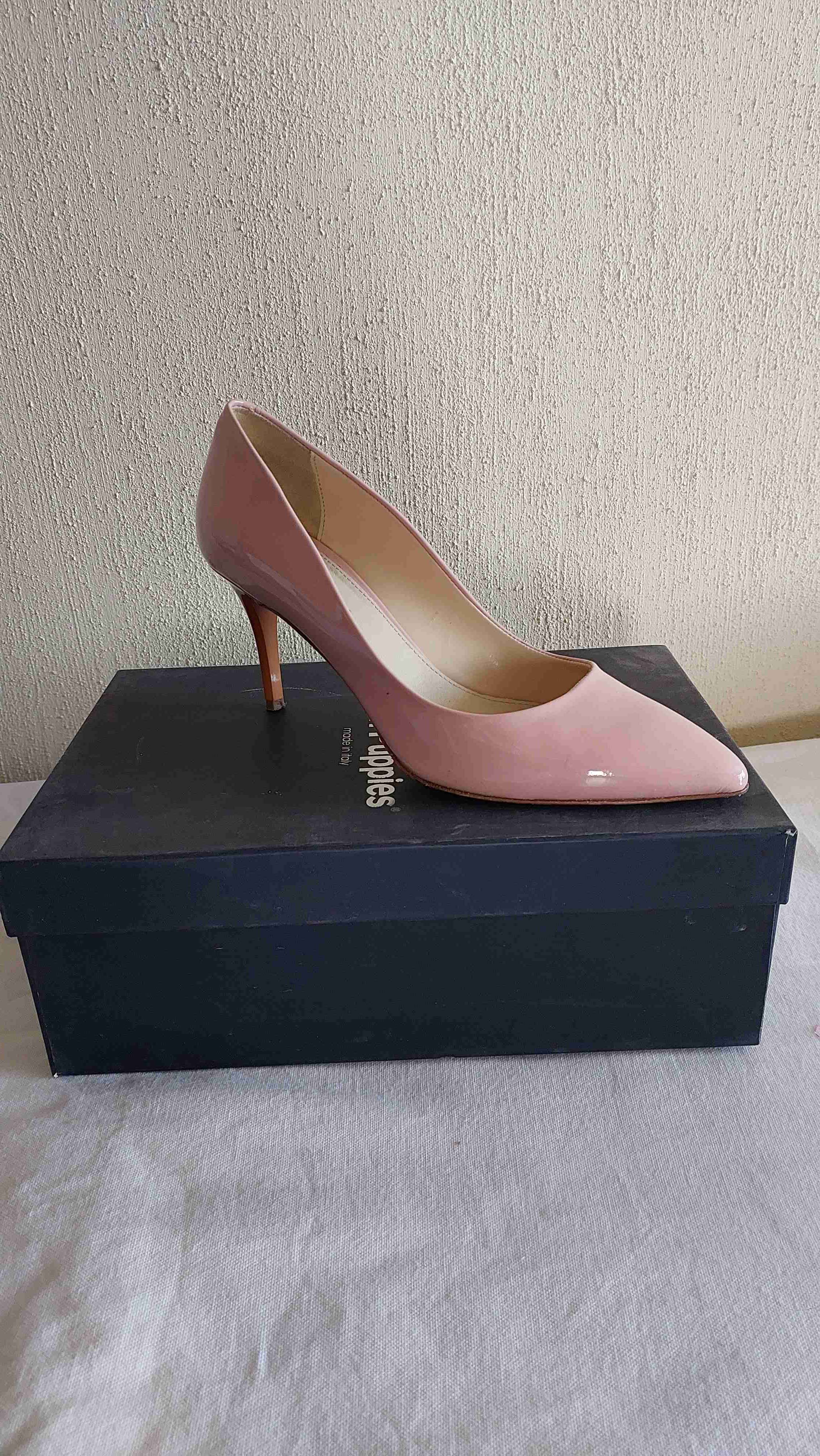 Zapatos de tacón rosa claro