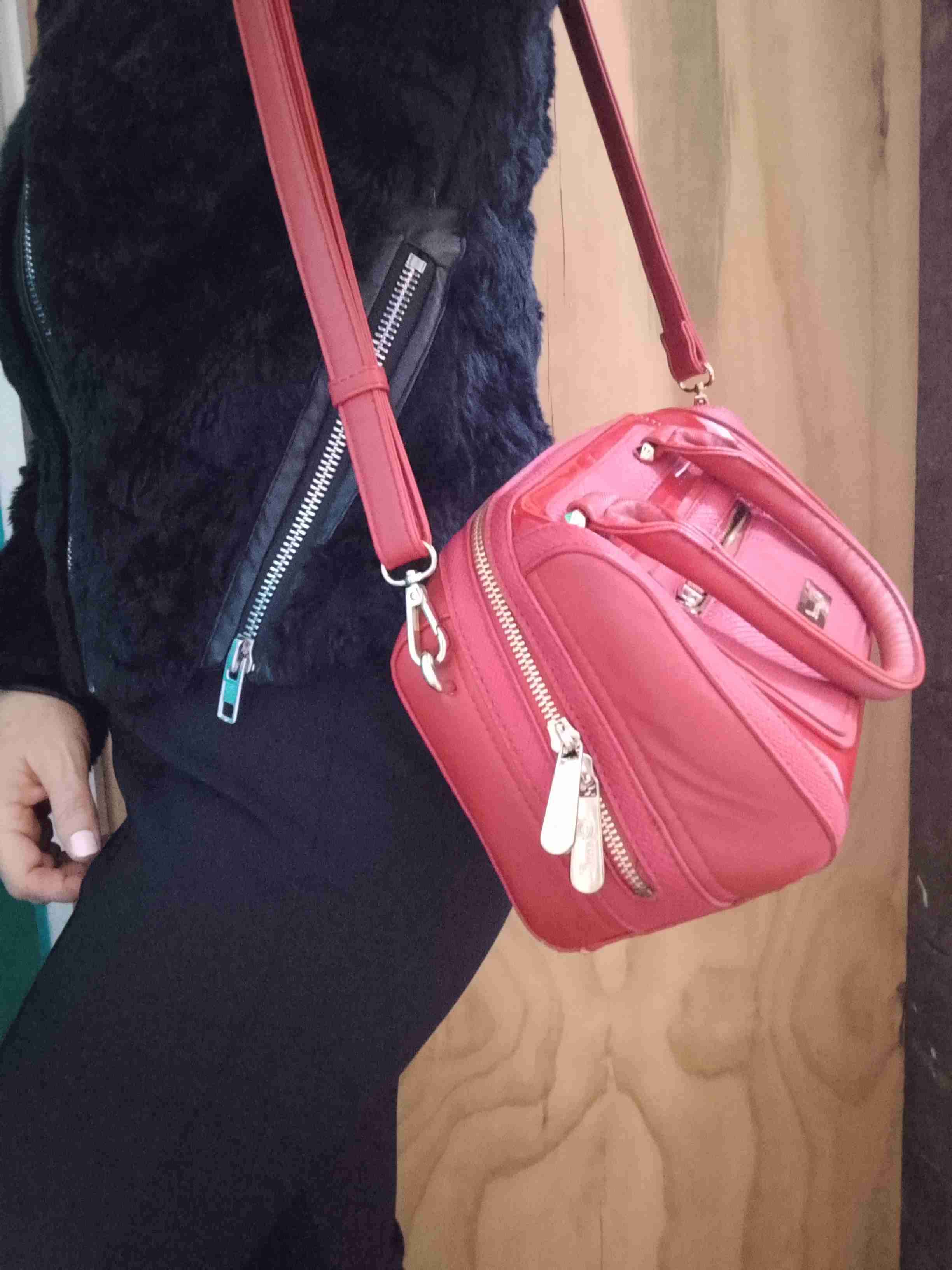 Cartera roja con correa ajustable