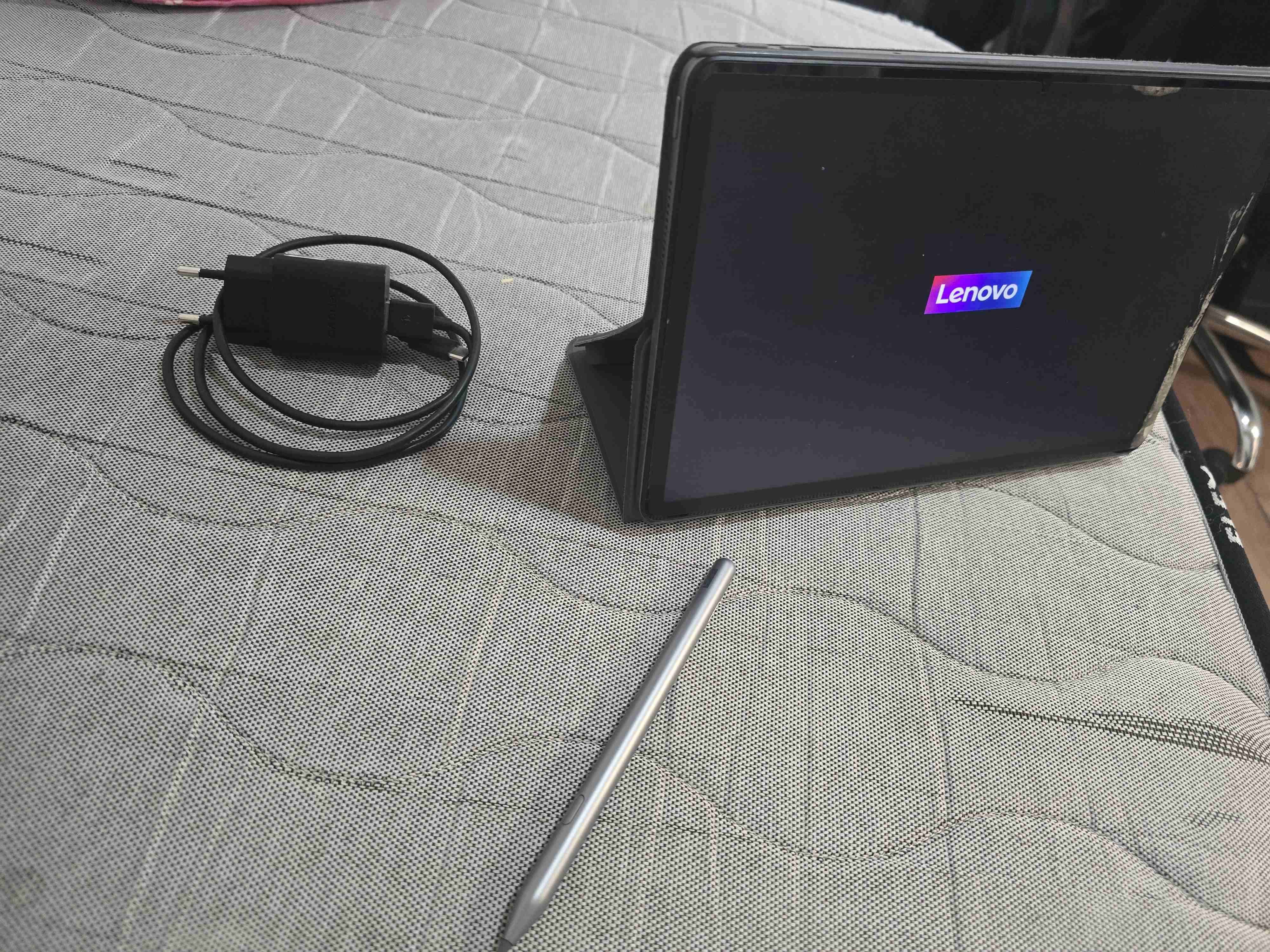 Tablet Lenovo con accesorios y caja - miniatura 4