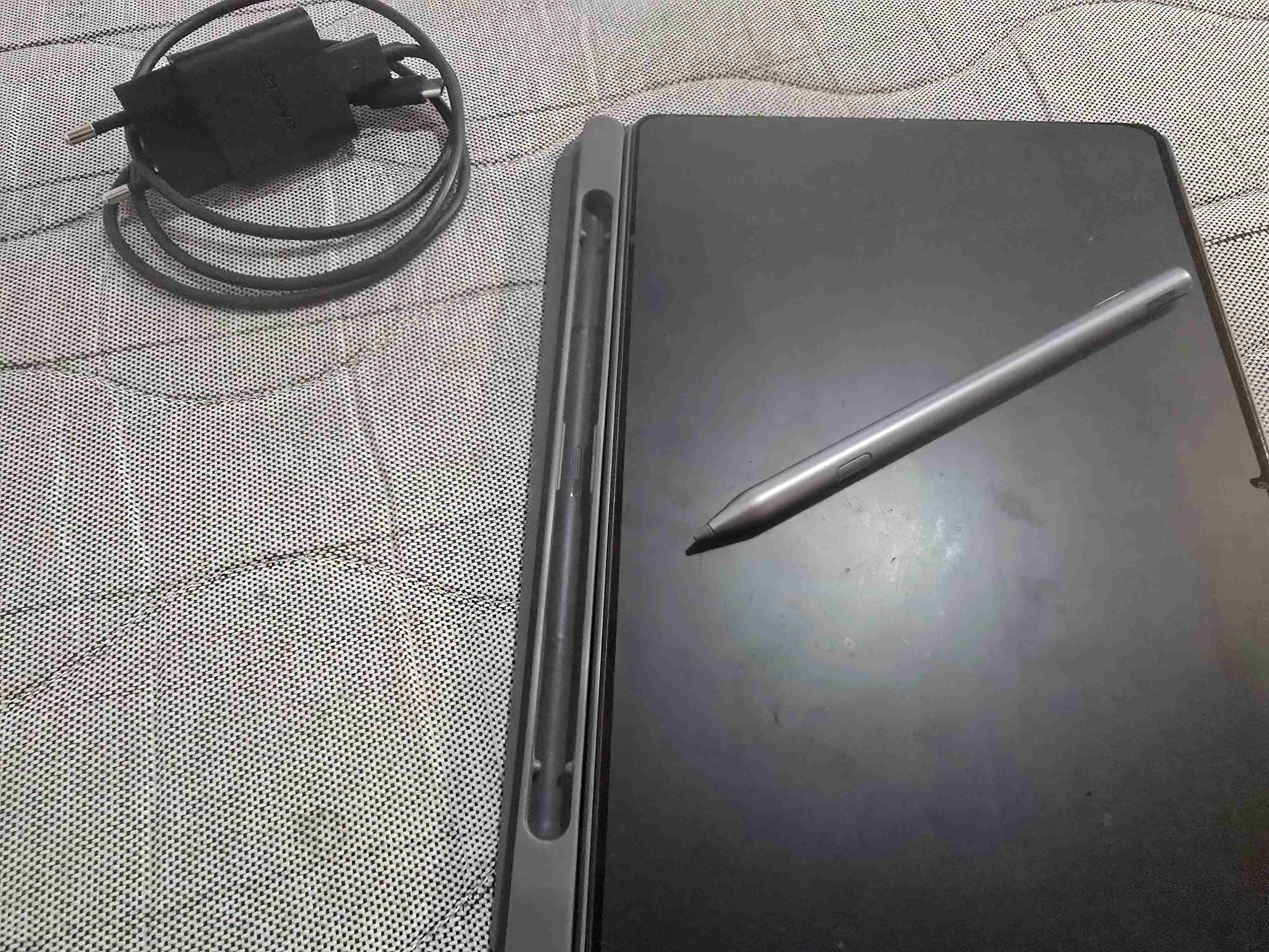 Tablet Lenovo con accesorios y caja - miniatura 6