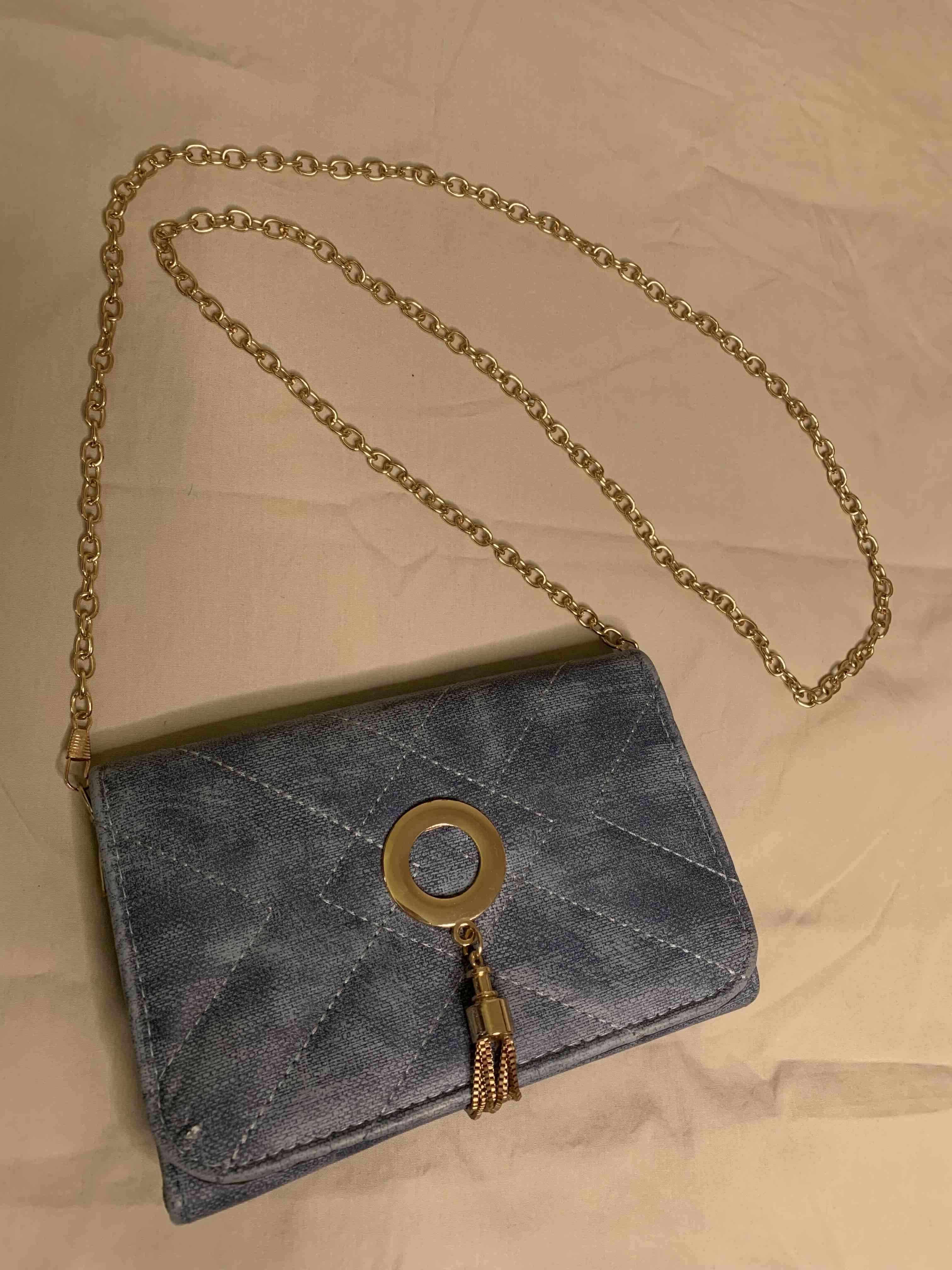 Cartera imitación denim con cadena dorada