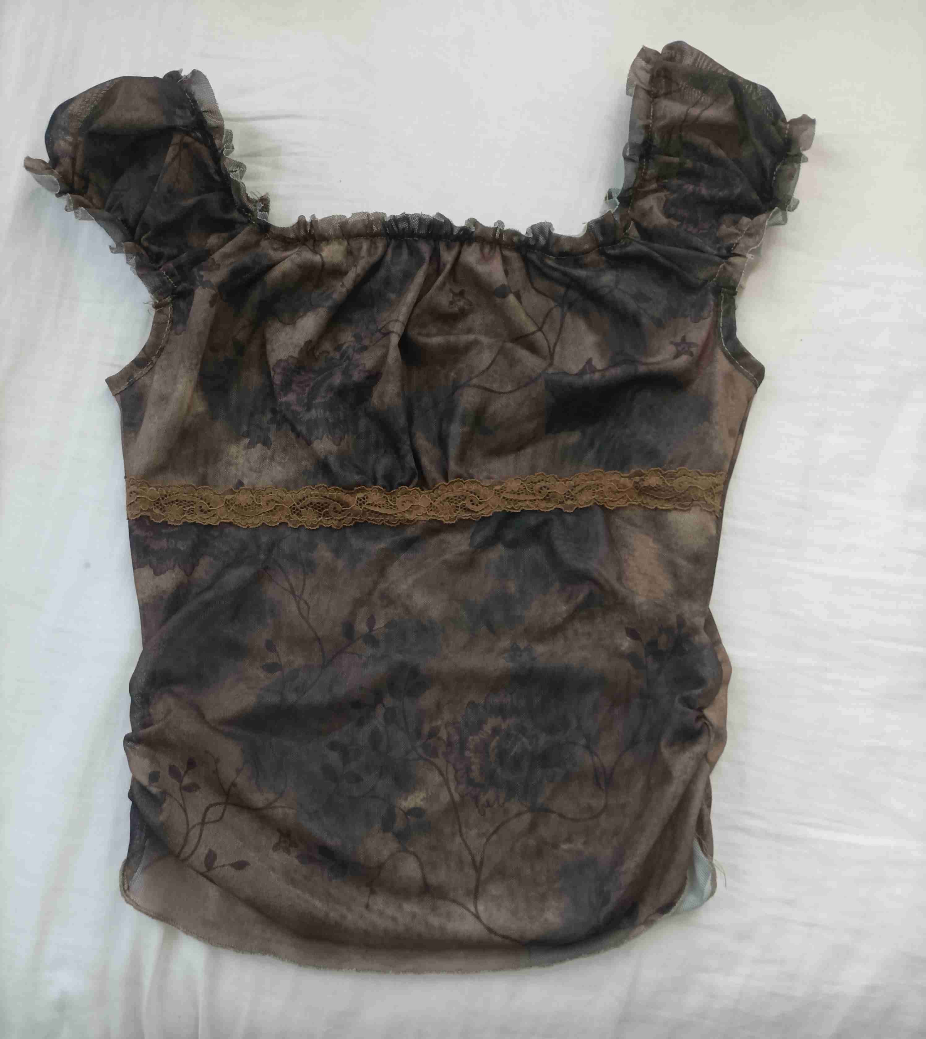 Blusa femenina con encaje floral