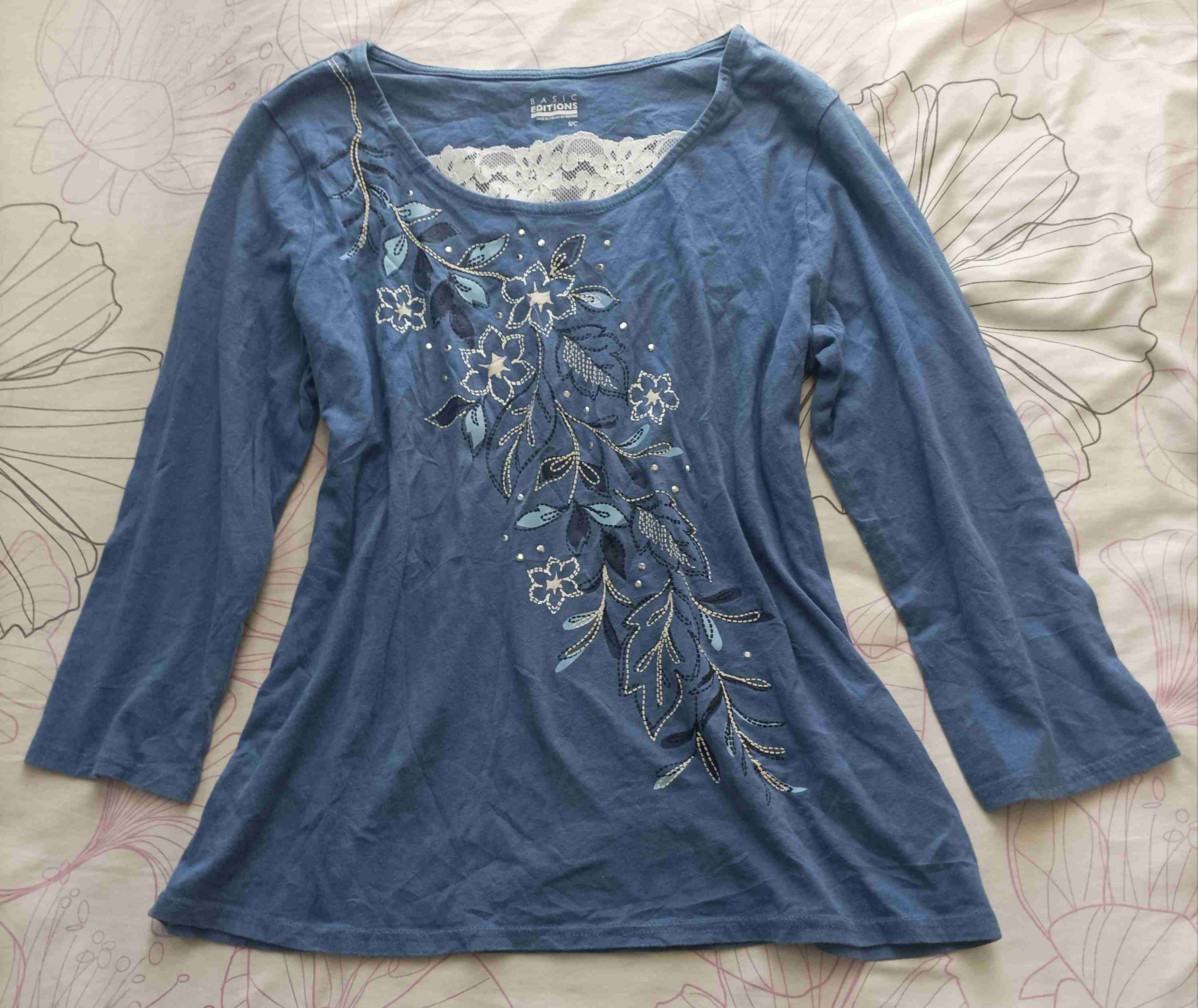 Polera azul con diseño floral