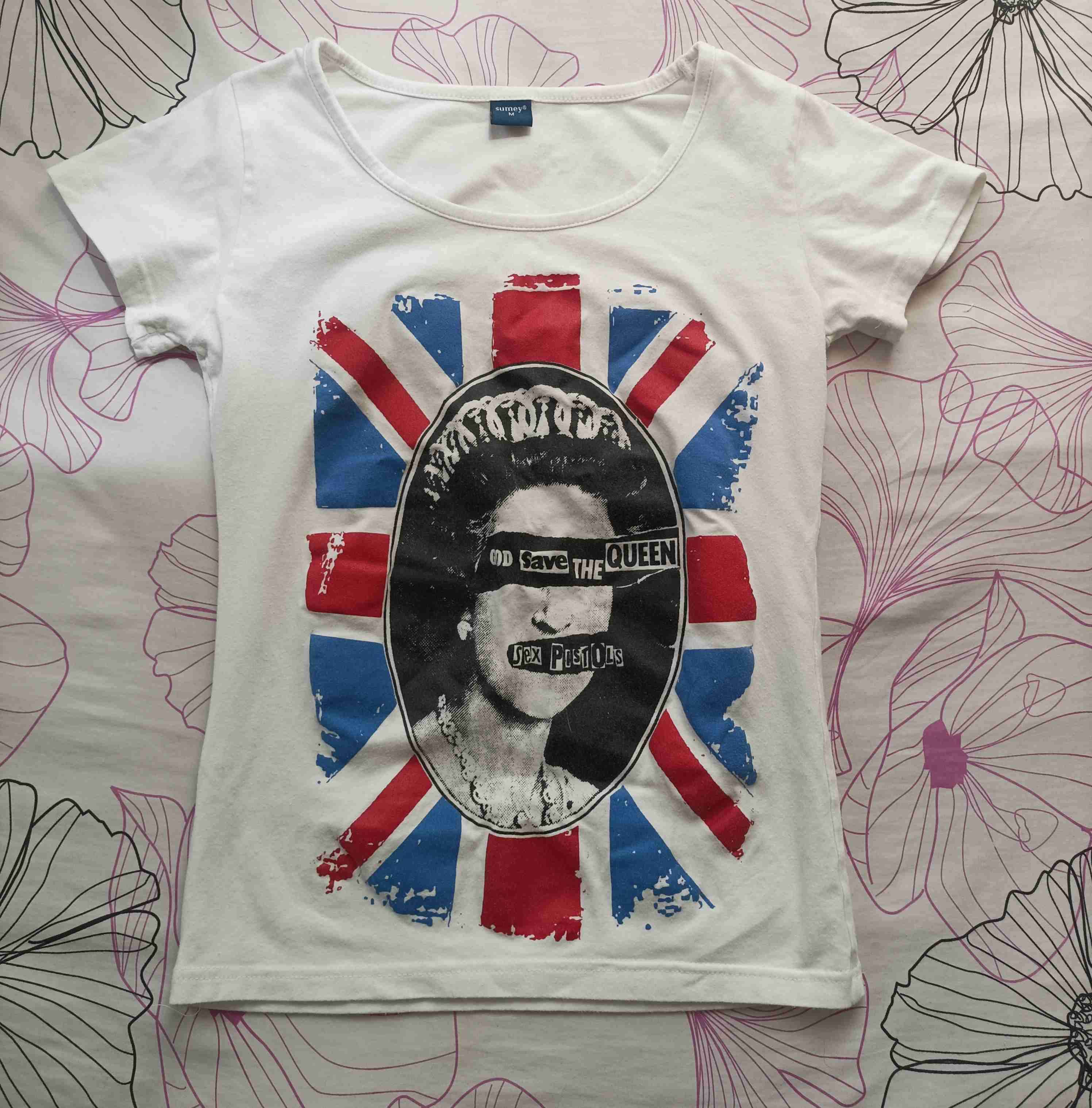 Polera blanca con diseño punk