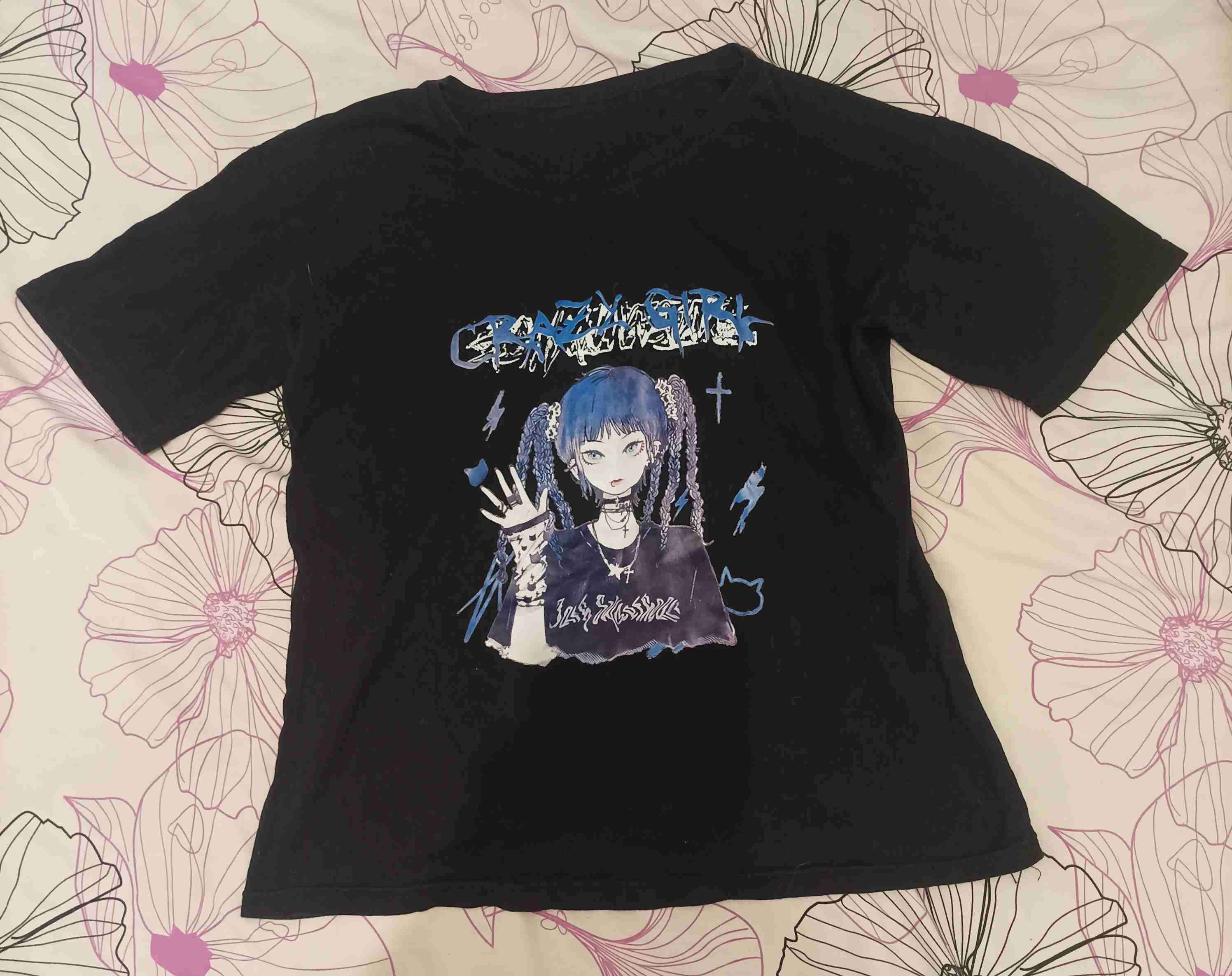 Polera negra con diseño anime