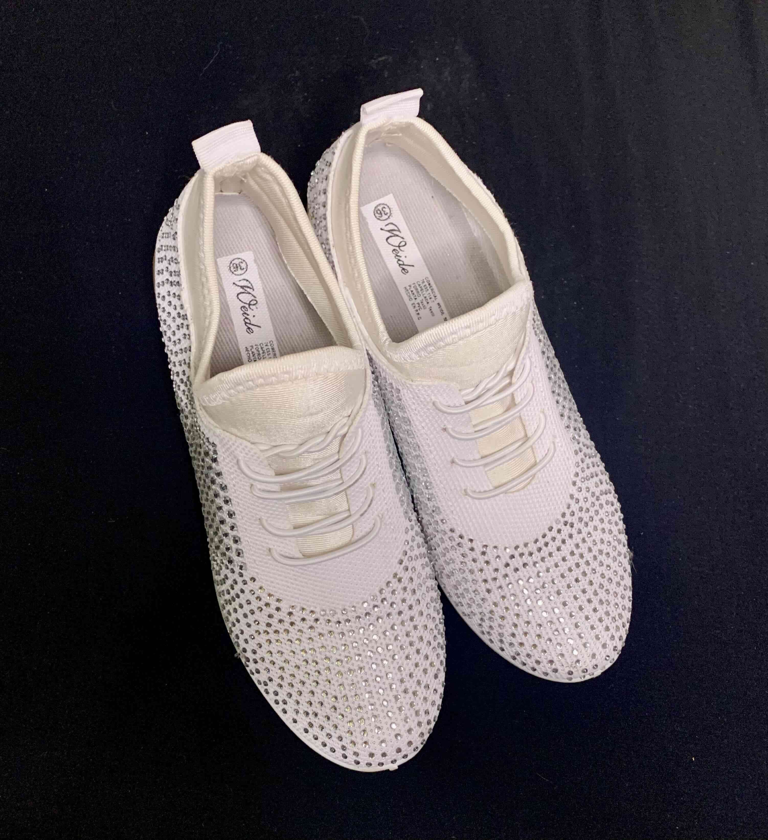 Zapatillas blancas con brillantes
