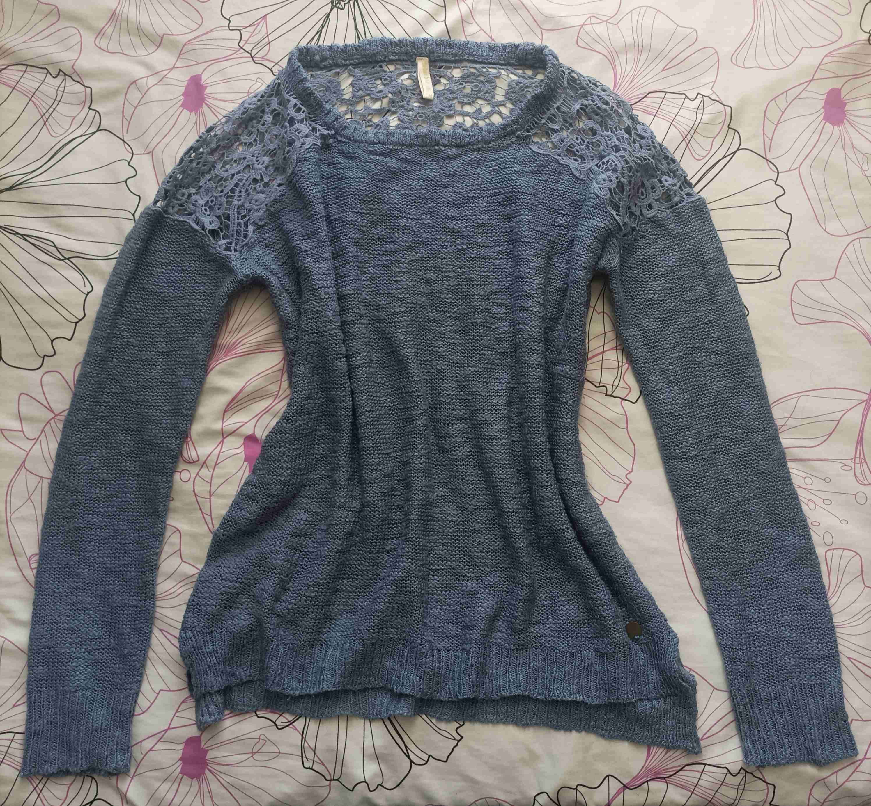 Suéter azul con encaje