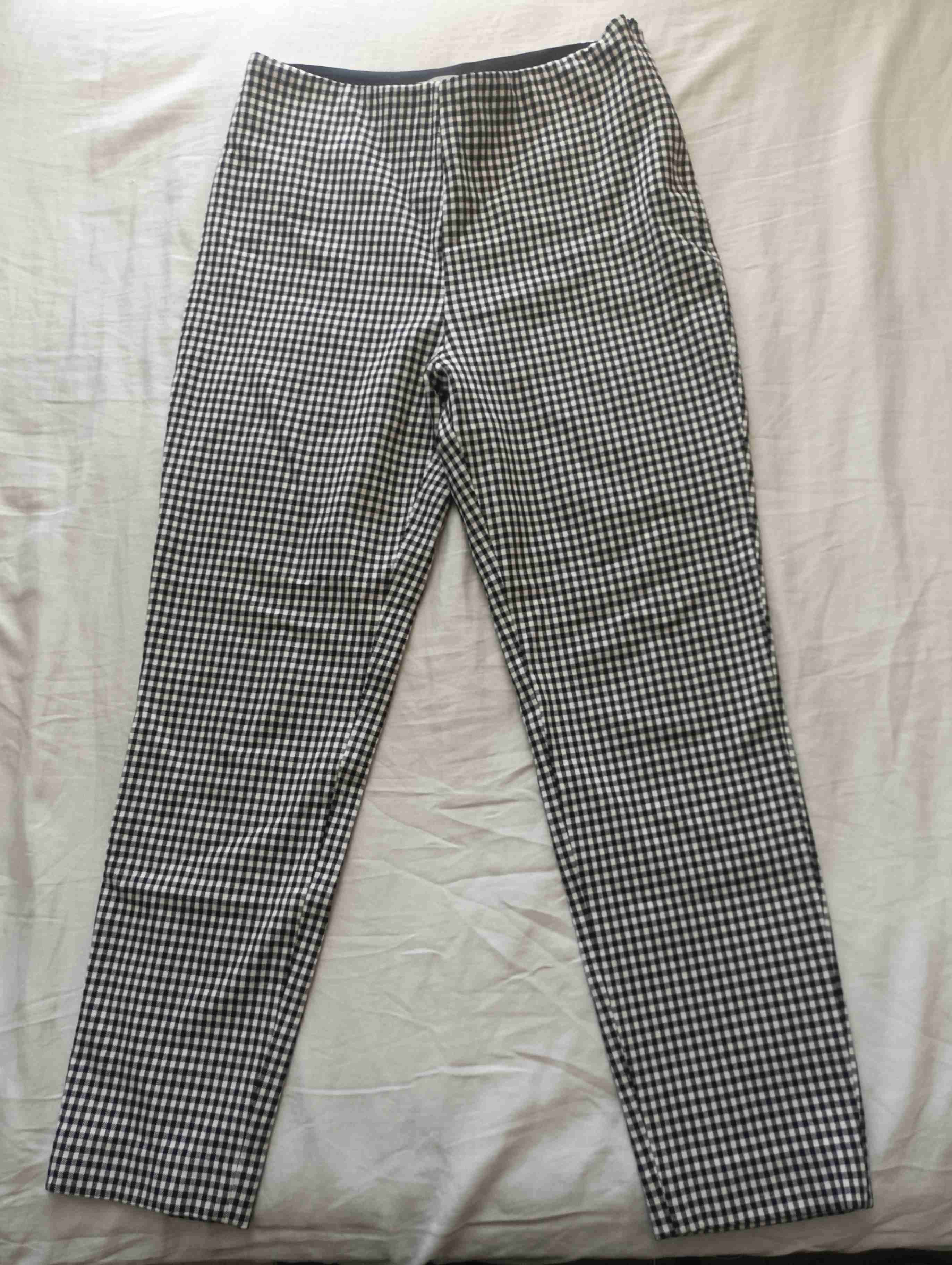 Pantalón de cuadros blancos y negros