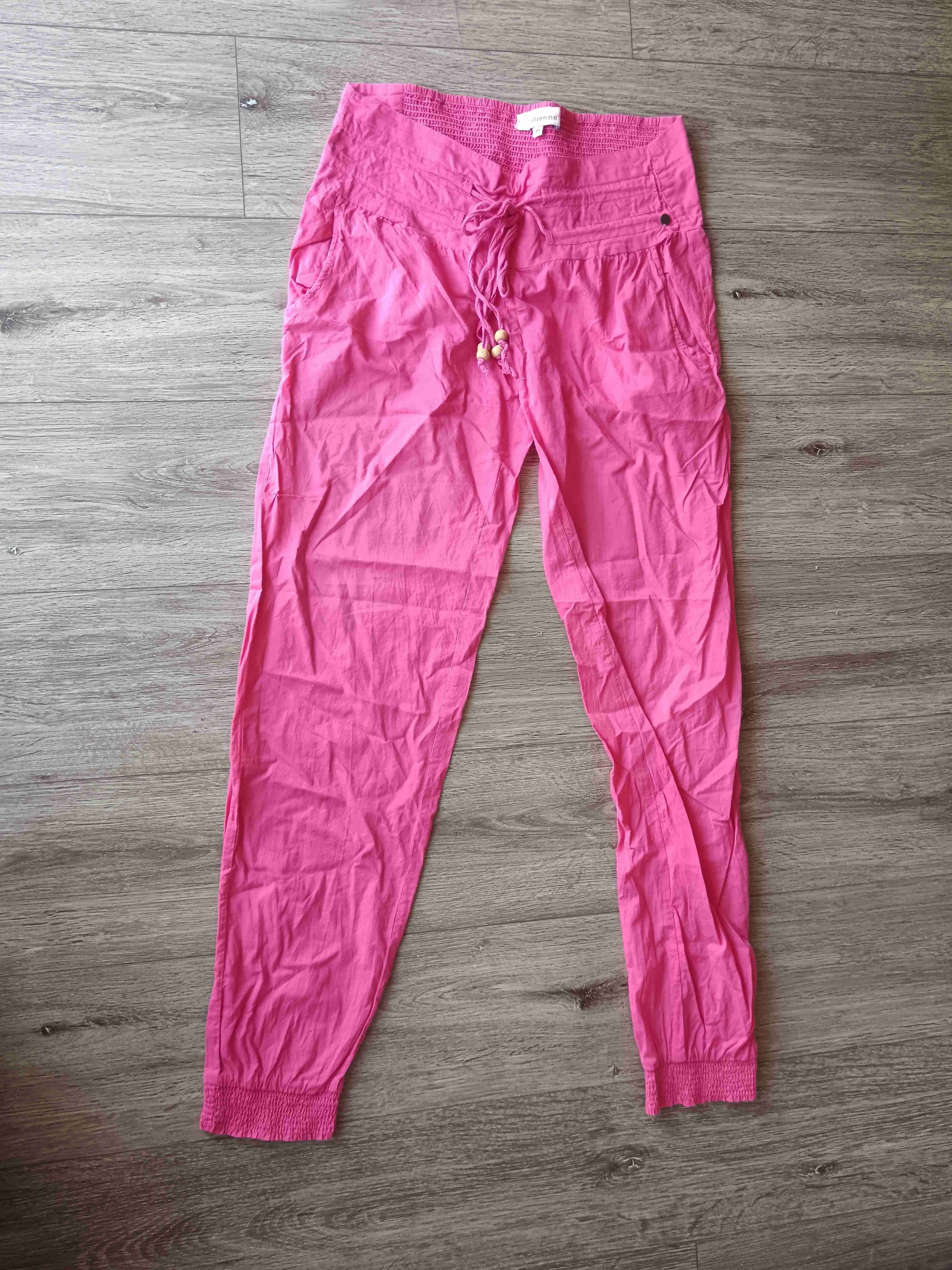 Pantalón rosa de tela liviana