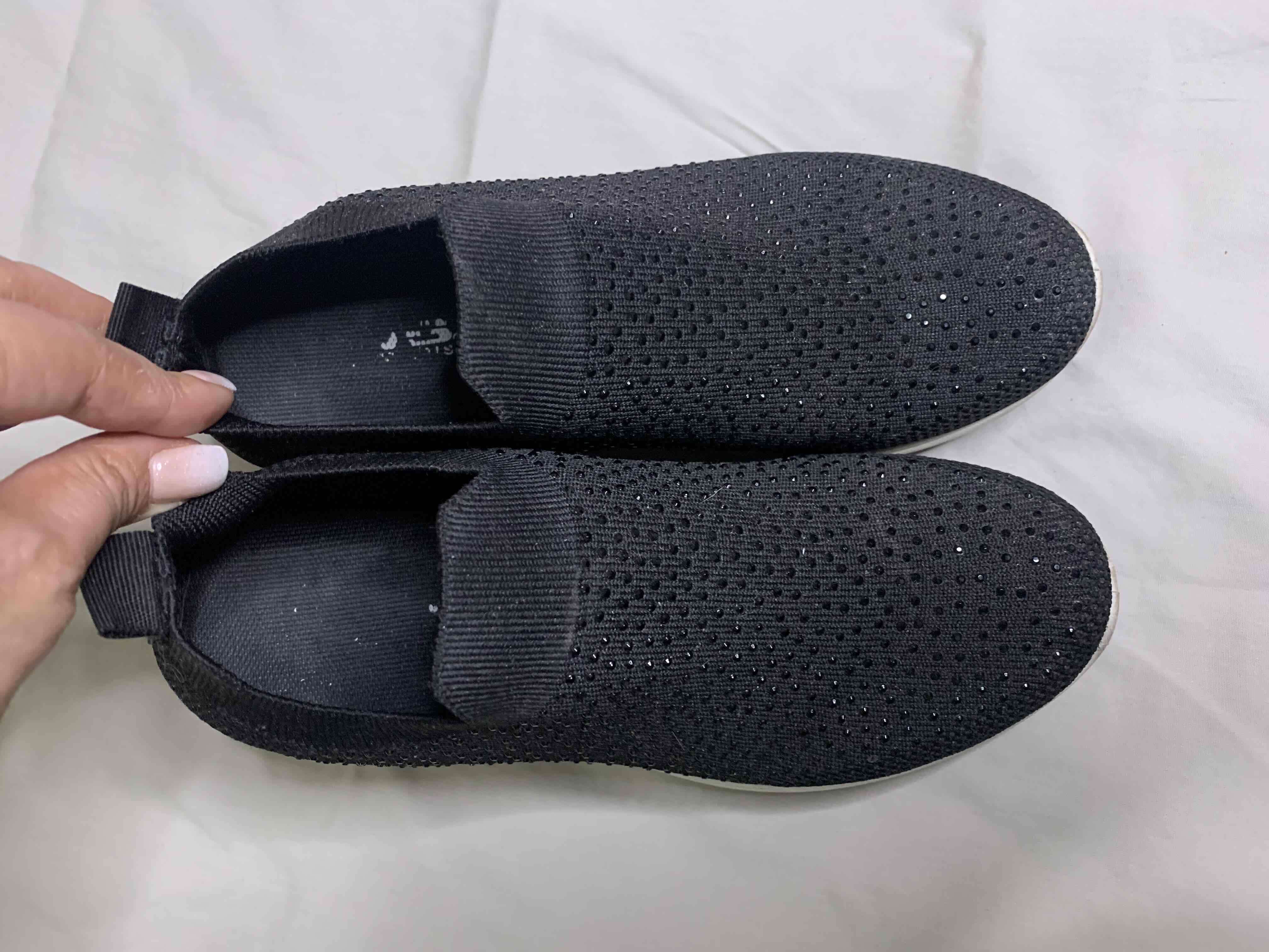 Zapatillas negras deportivas con brillos