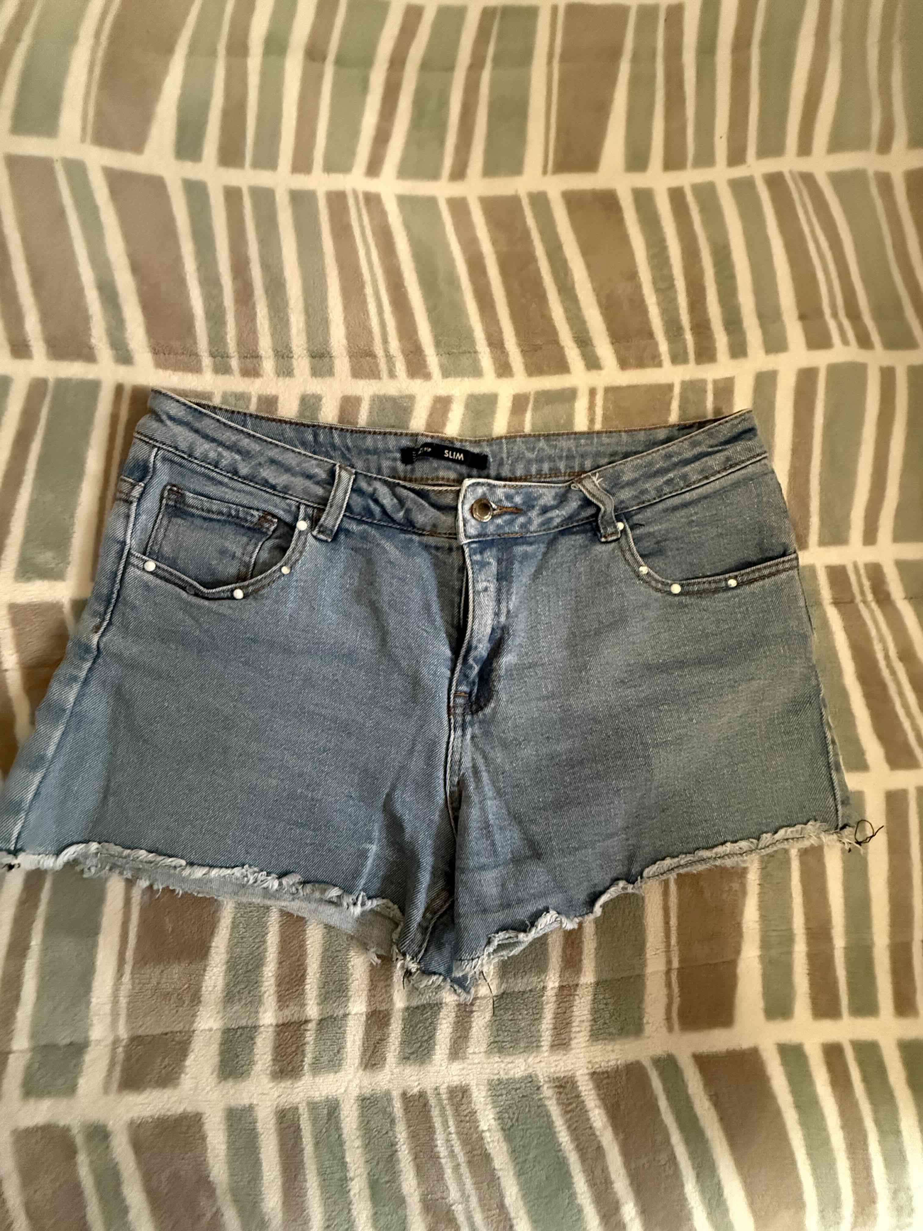 Shorts de mezclilla con perlas