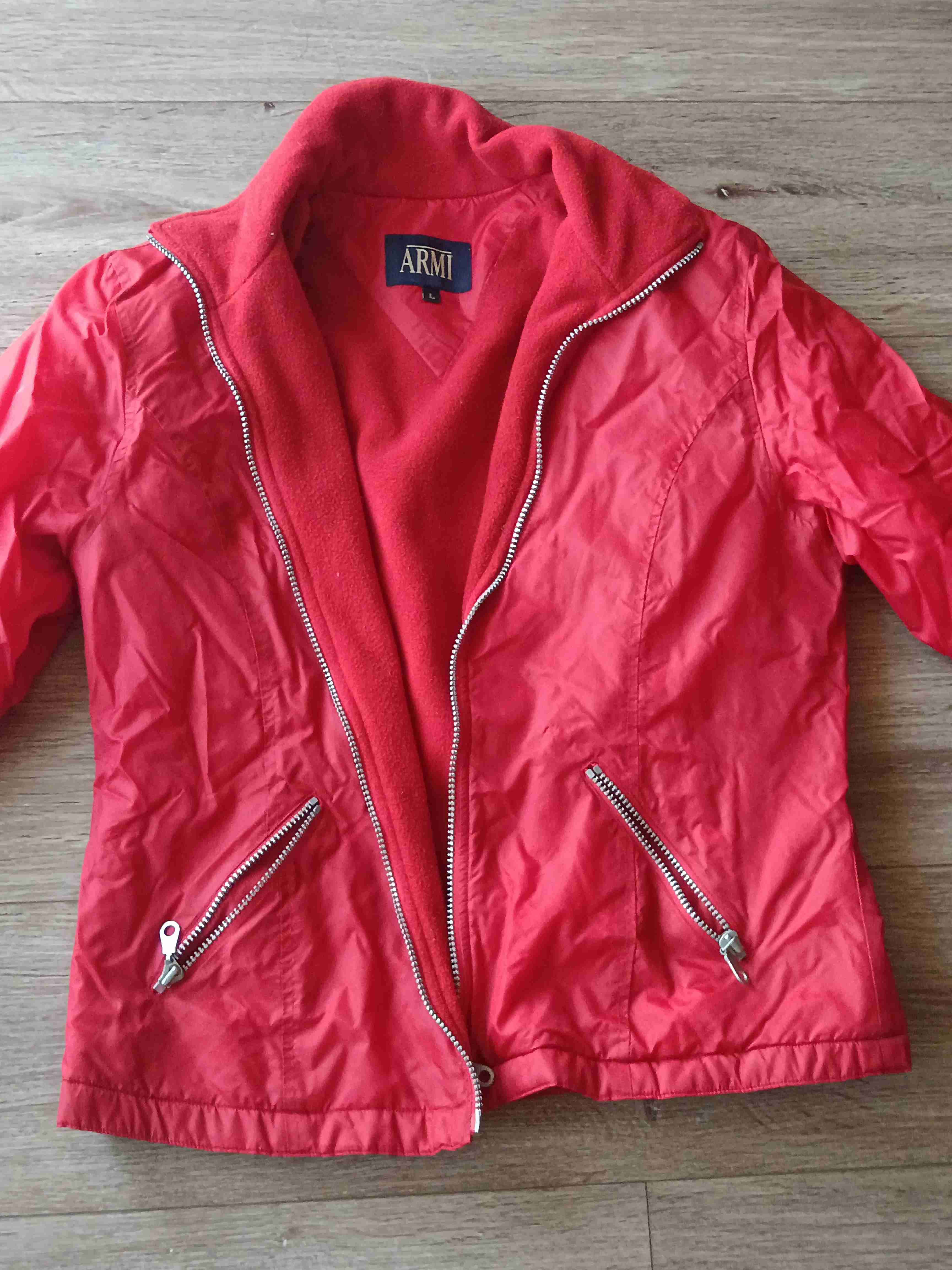 Parka roja con cierres