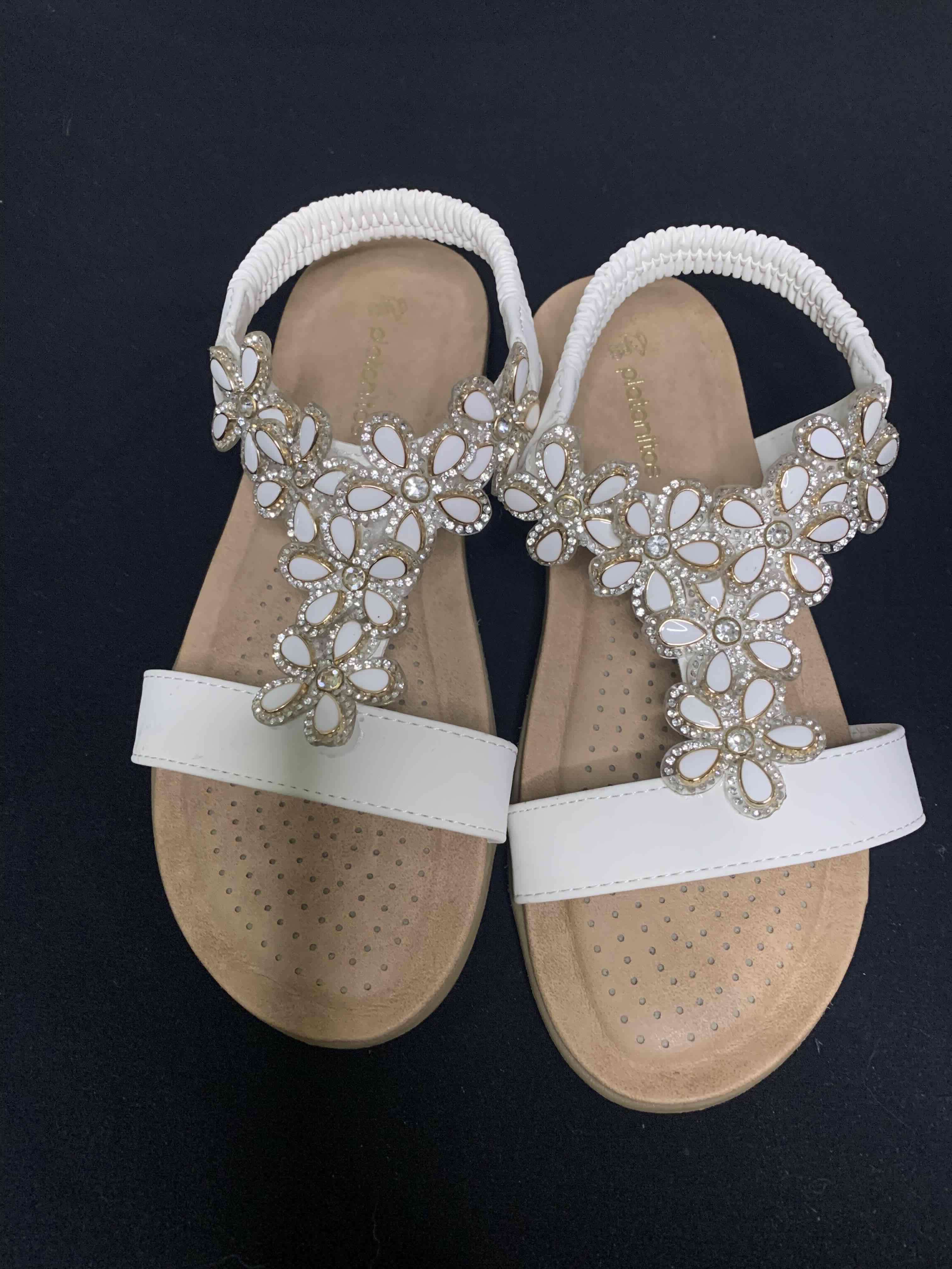 Sandalias blancas con pedrería