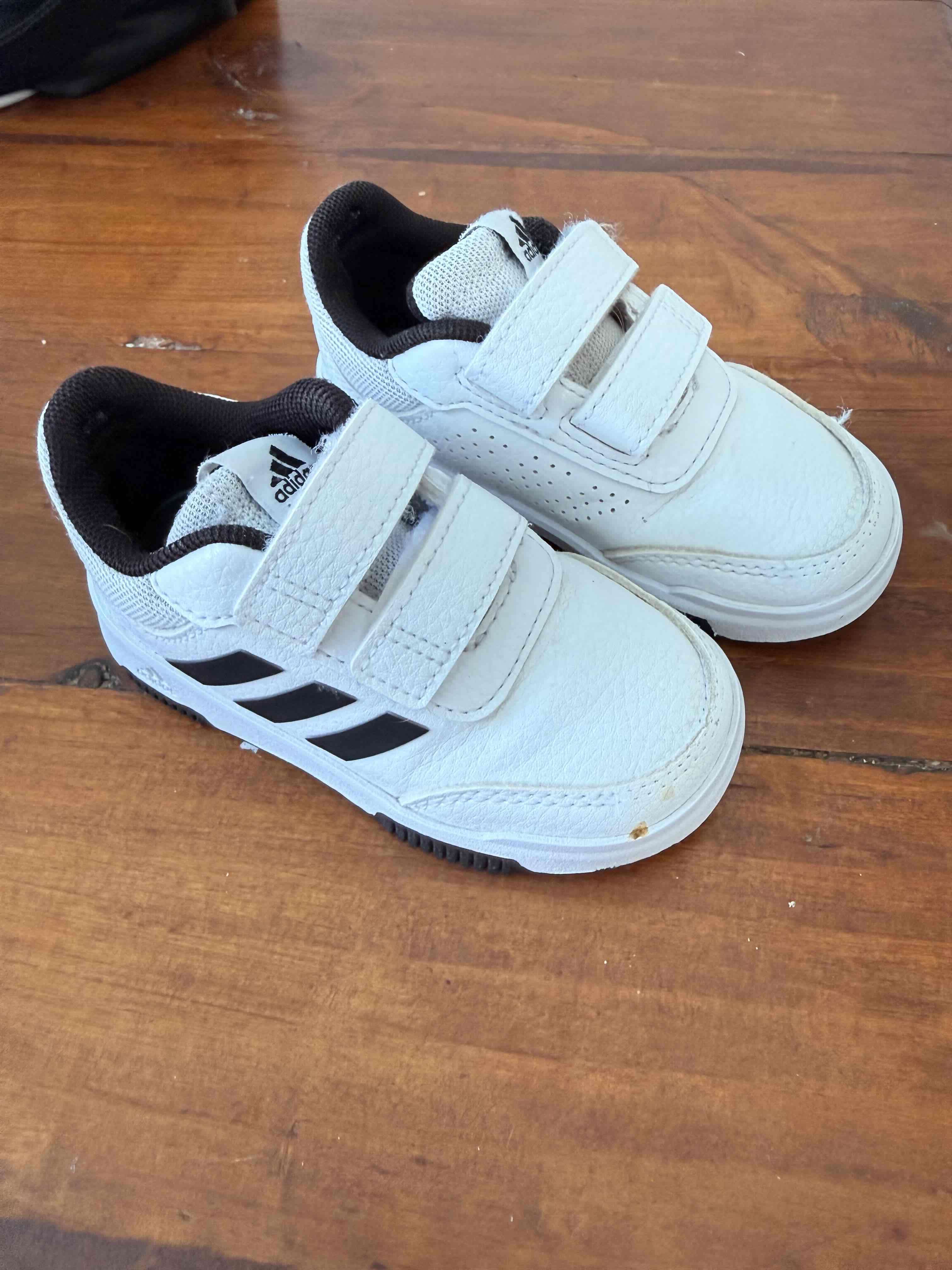 Zapatillas blancas Adidas para niños 22