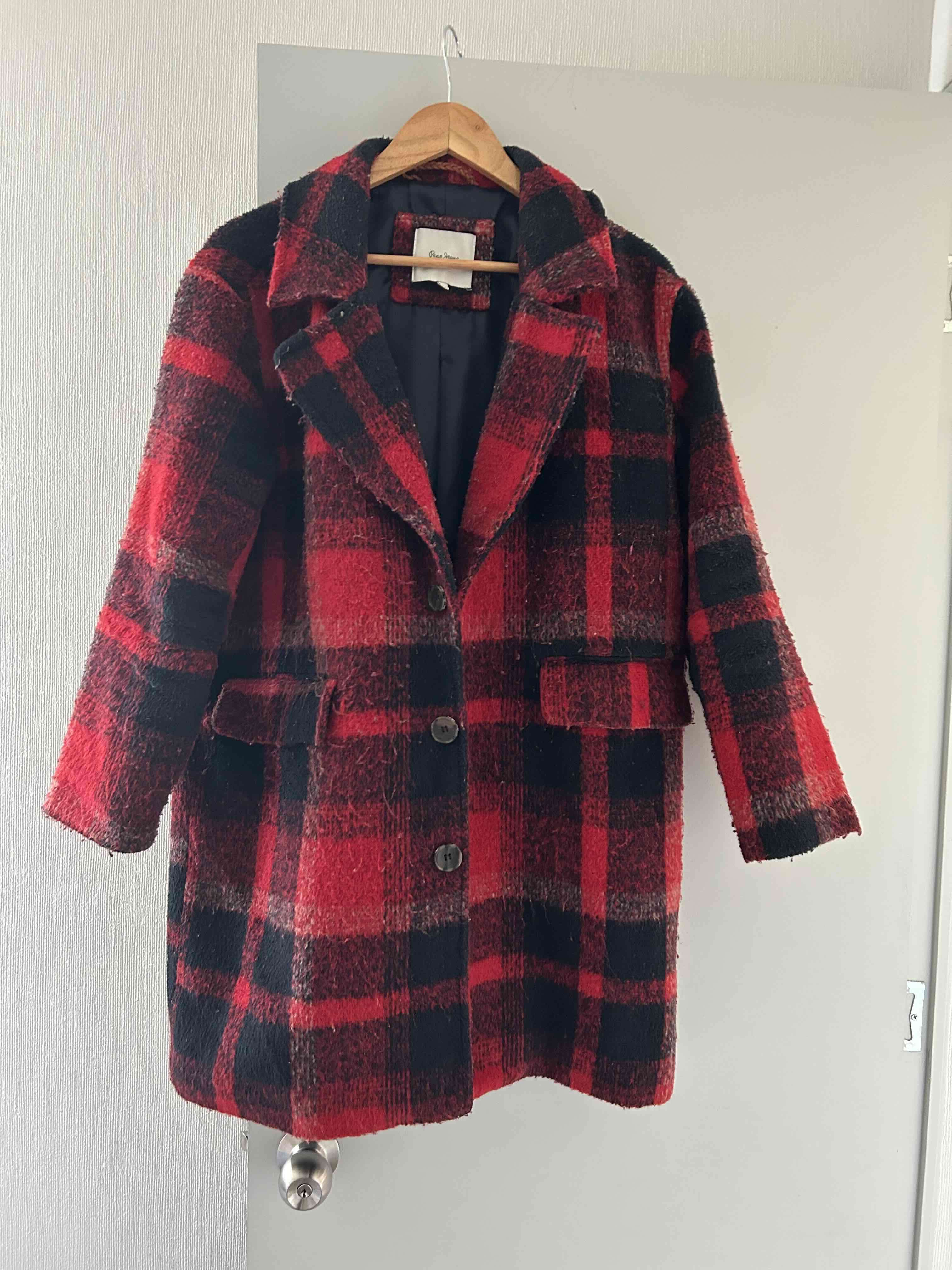 Abrigo tartán rojo y azul