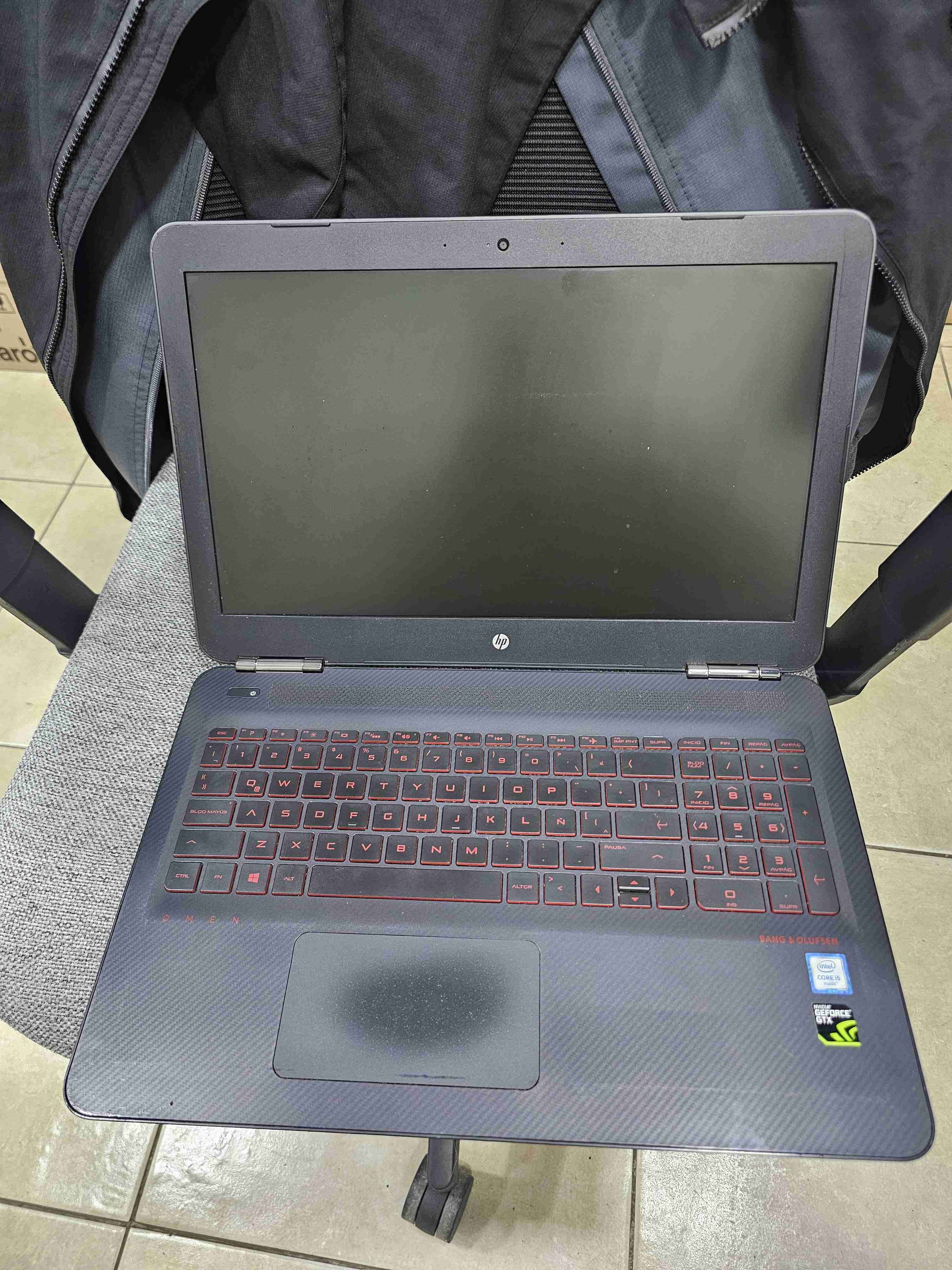 Laptop HP Omen en buen estado - miniatura 3
