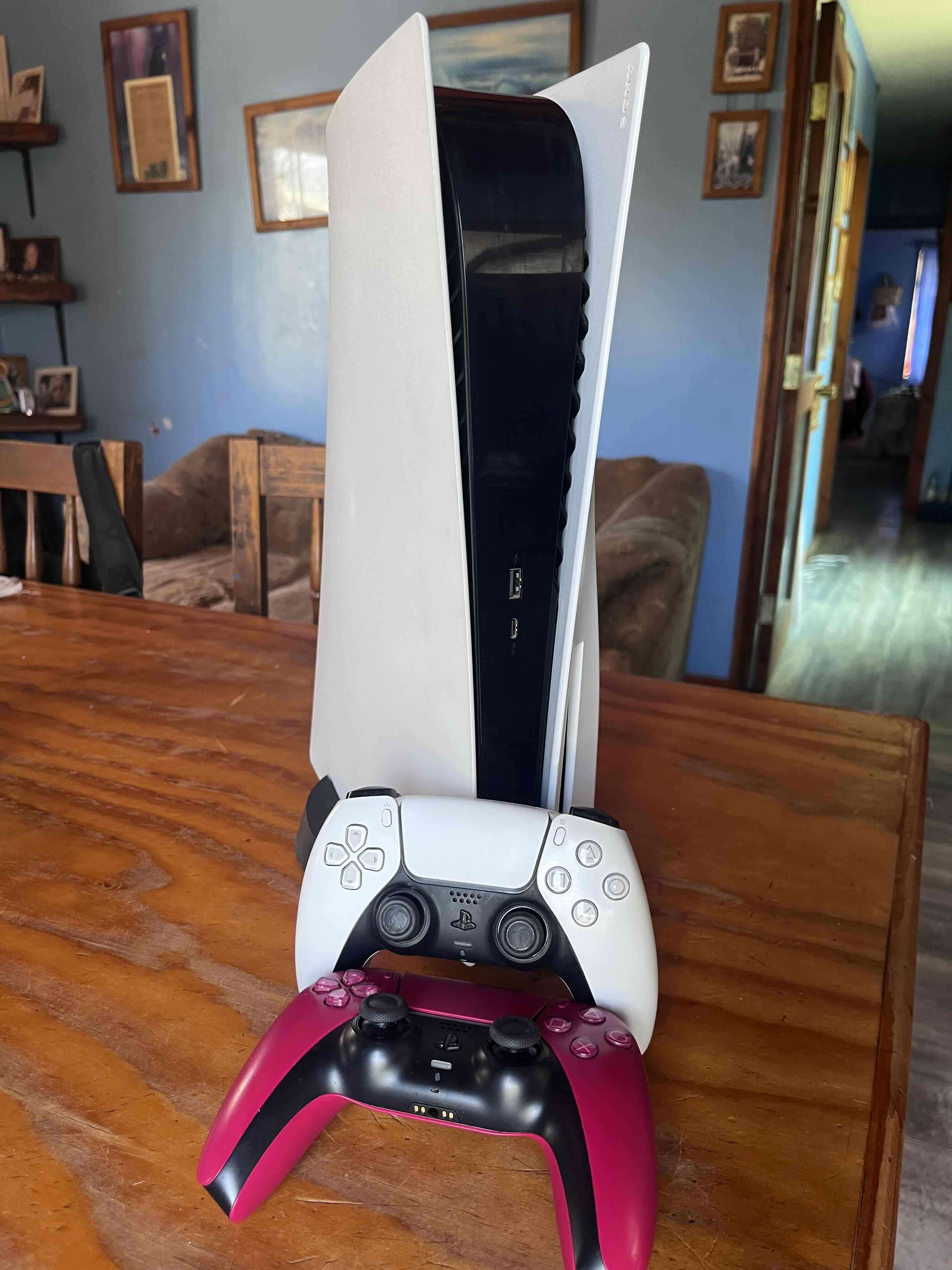 Consola PS5 con dos controles - miniatura 2