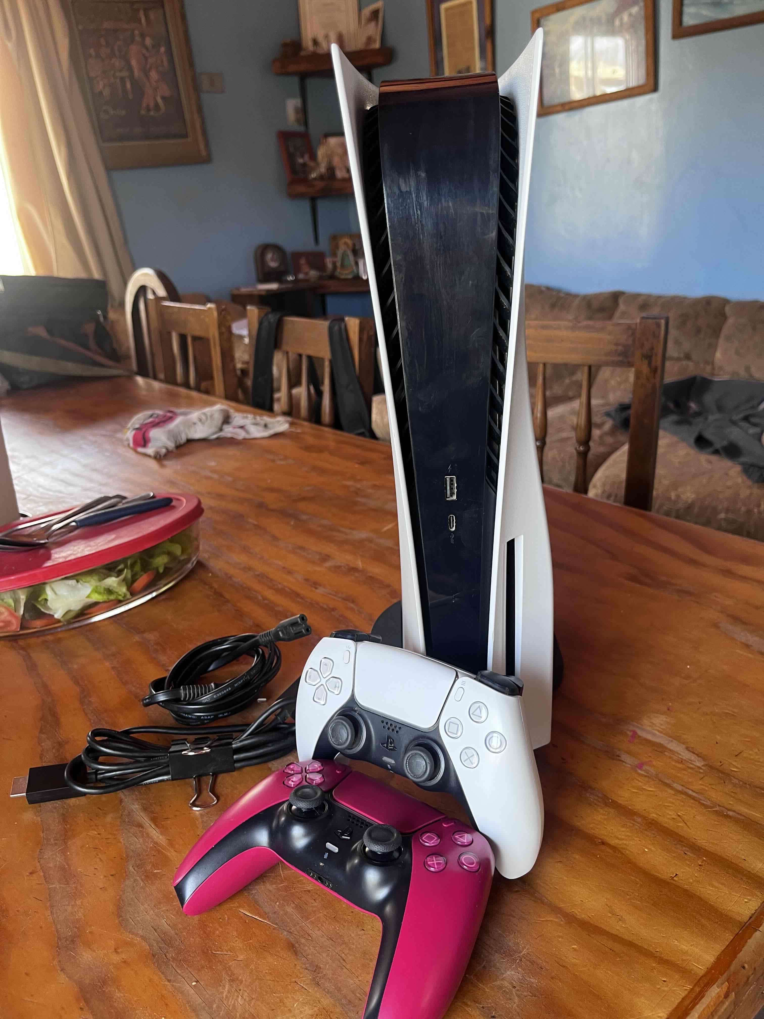 Consola PS5 con dos controles - miniatura 3