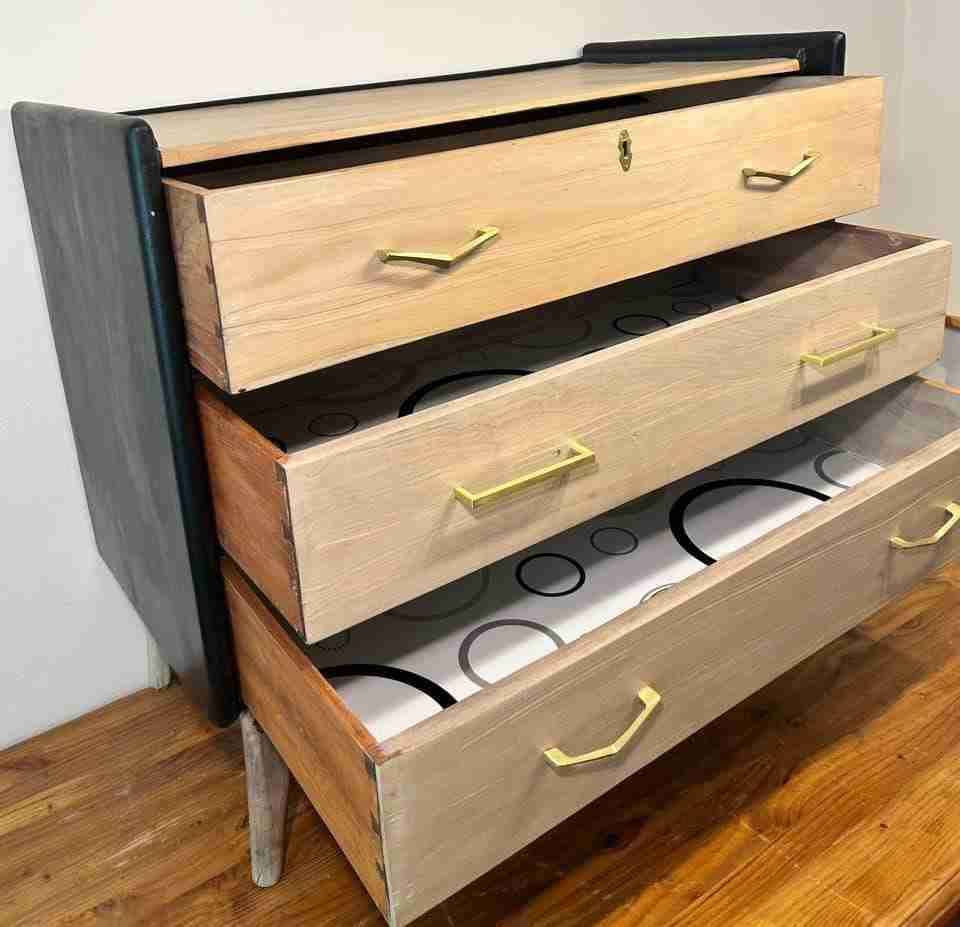 Cómoda retro restaurada de madera - miniatura 2