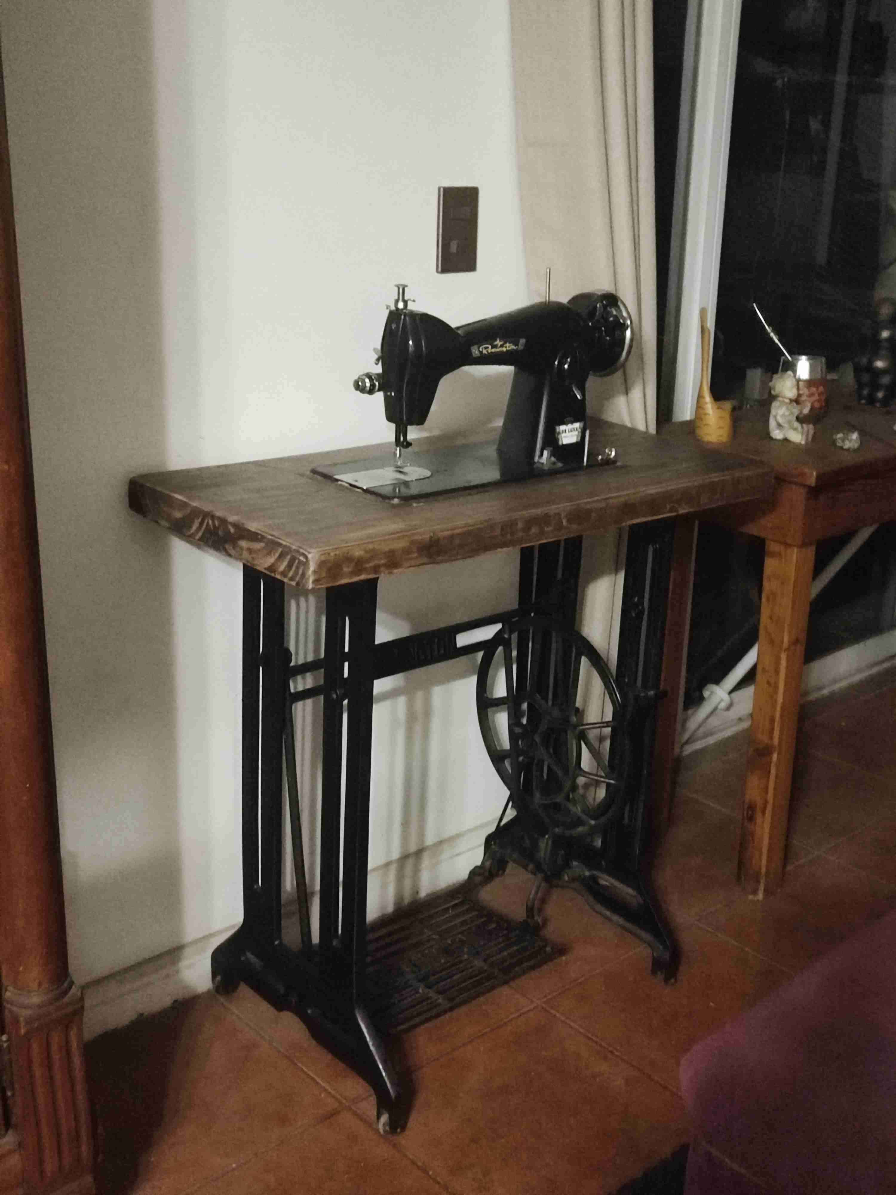 Hermosa Maquina de coser antigua negra