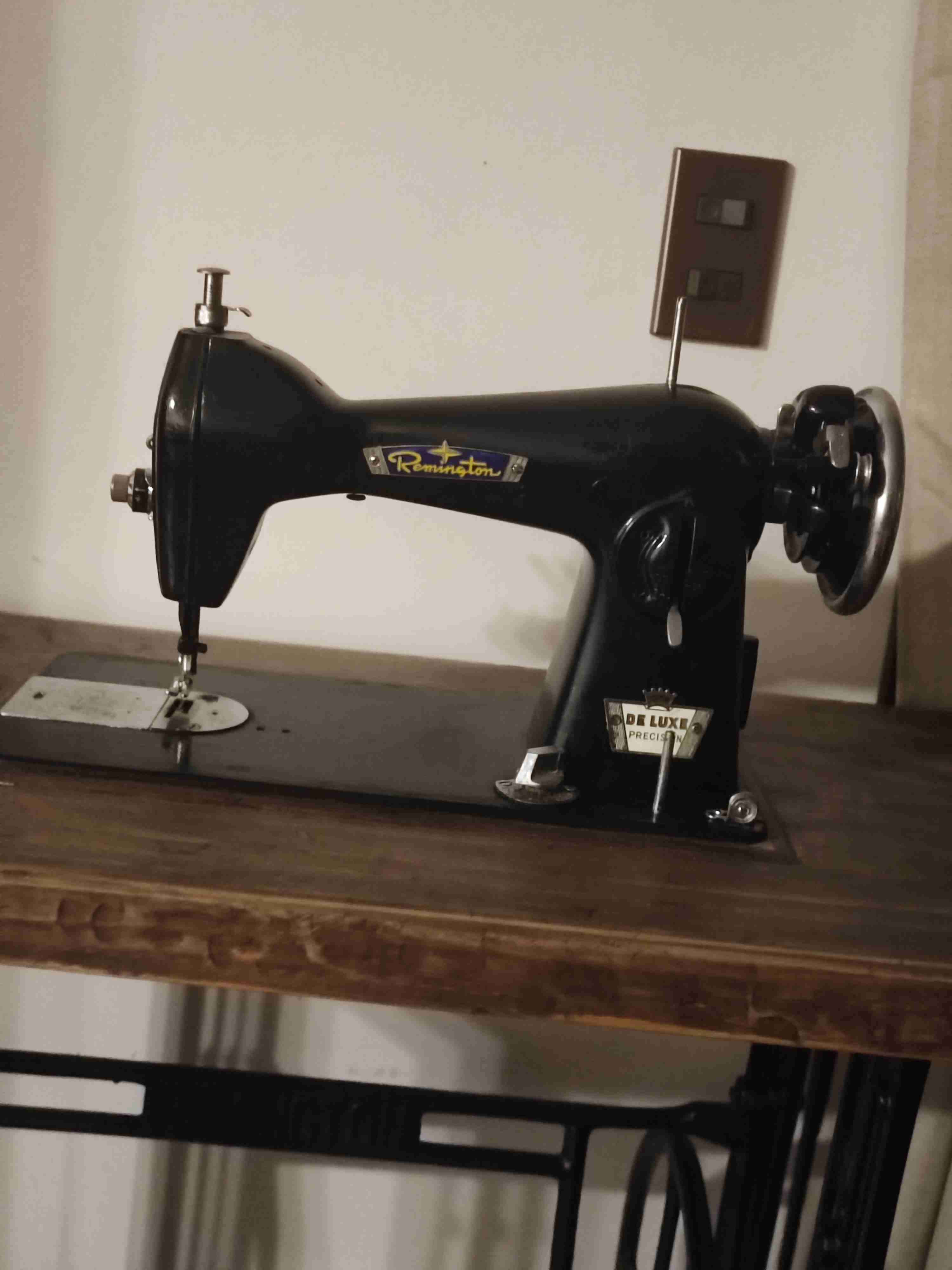 Hermosa Maquina de coser antigua negra - miniatura 2