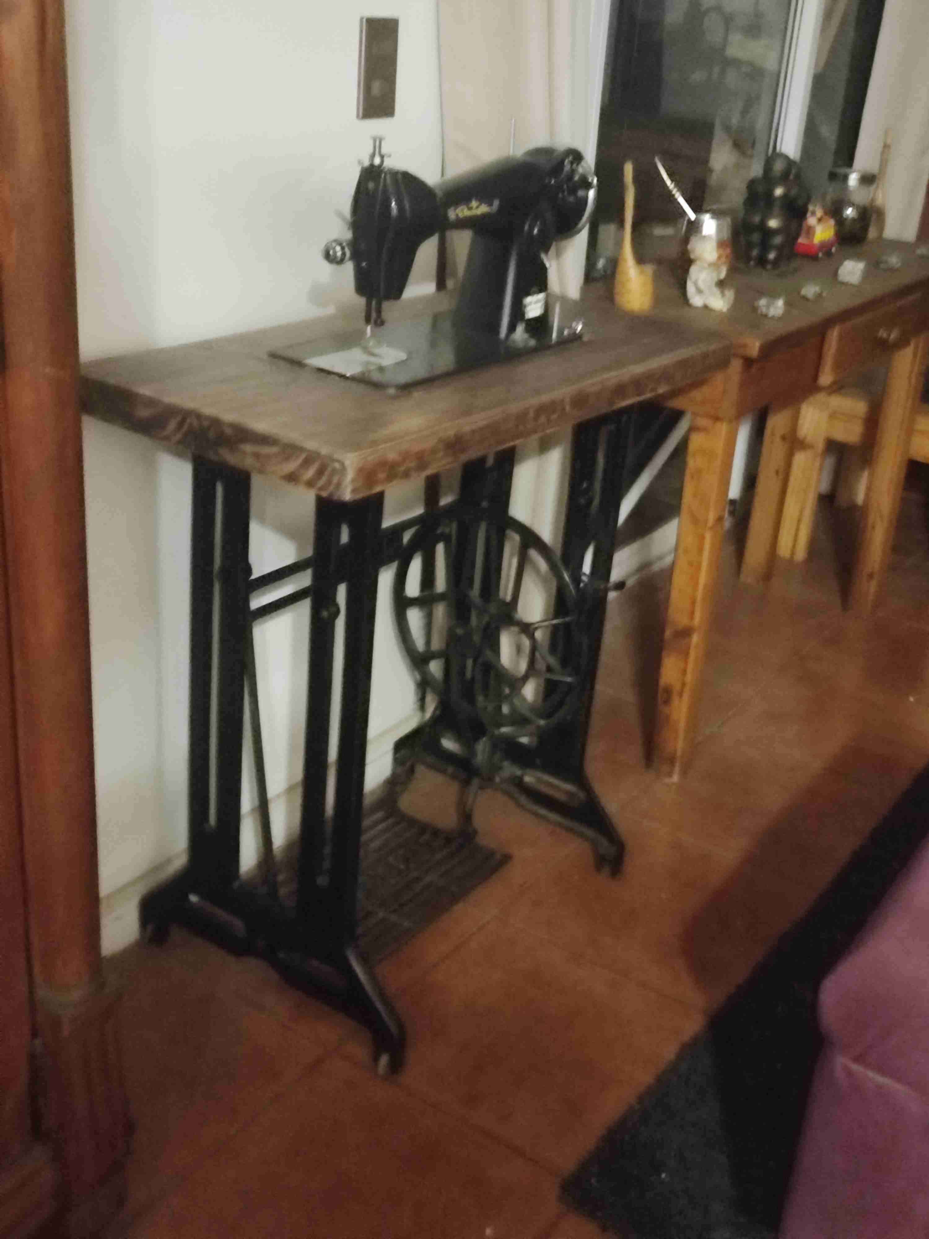 Hermosa Maquina de coser antigua negra - miniatura 3