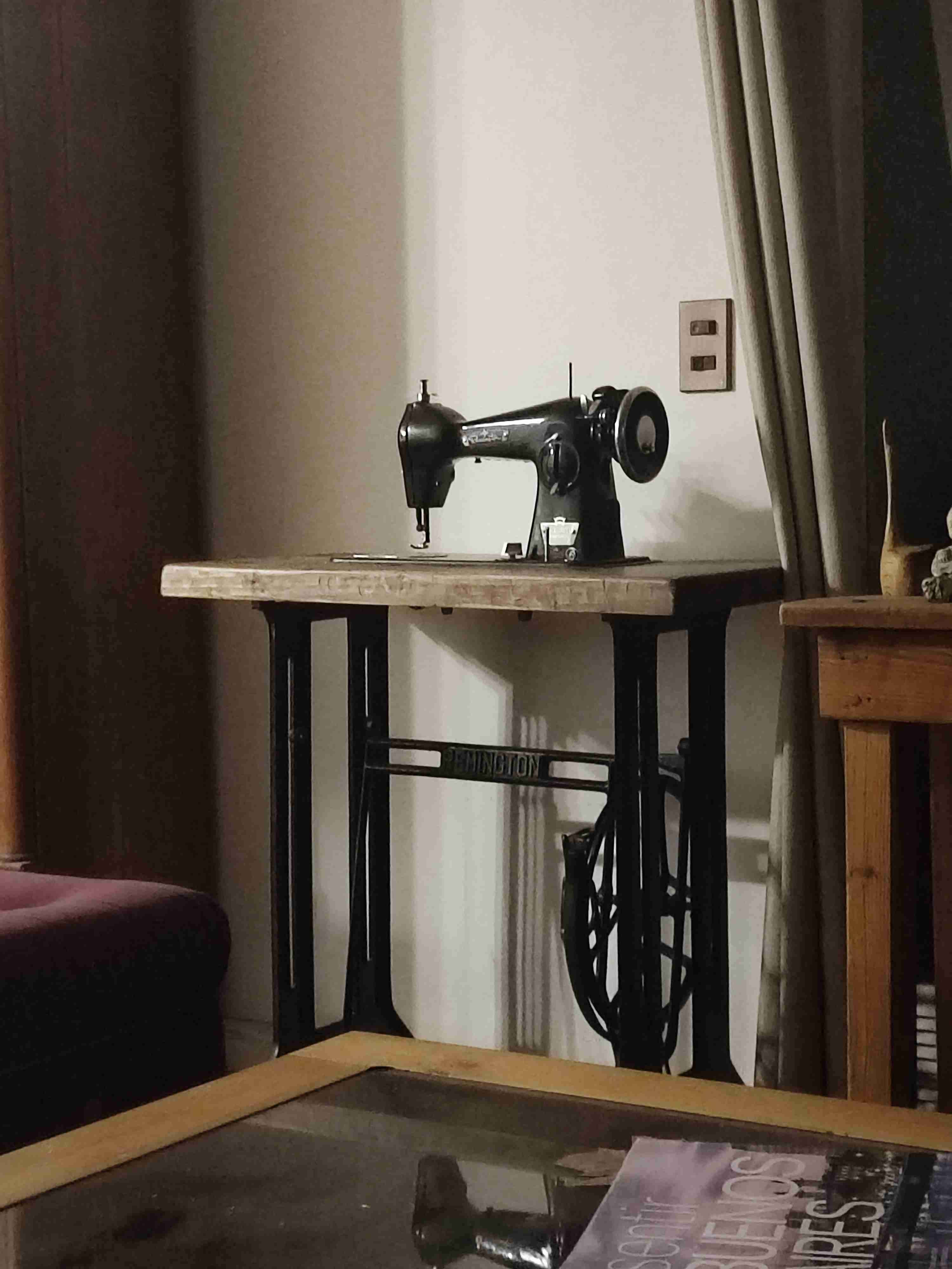 Hermosa Maquina de coser antigua negra - miniatura 4